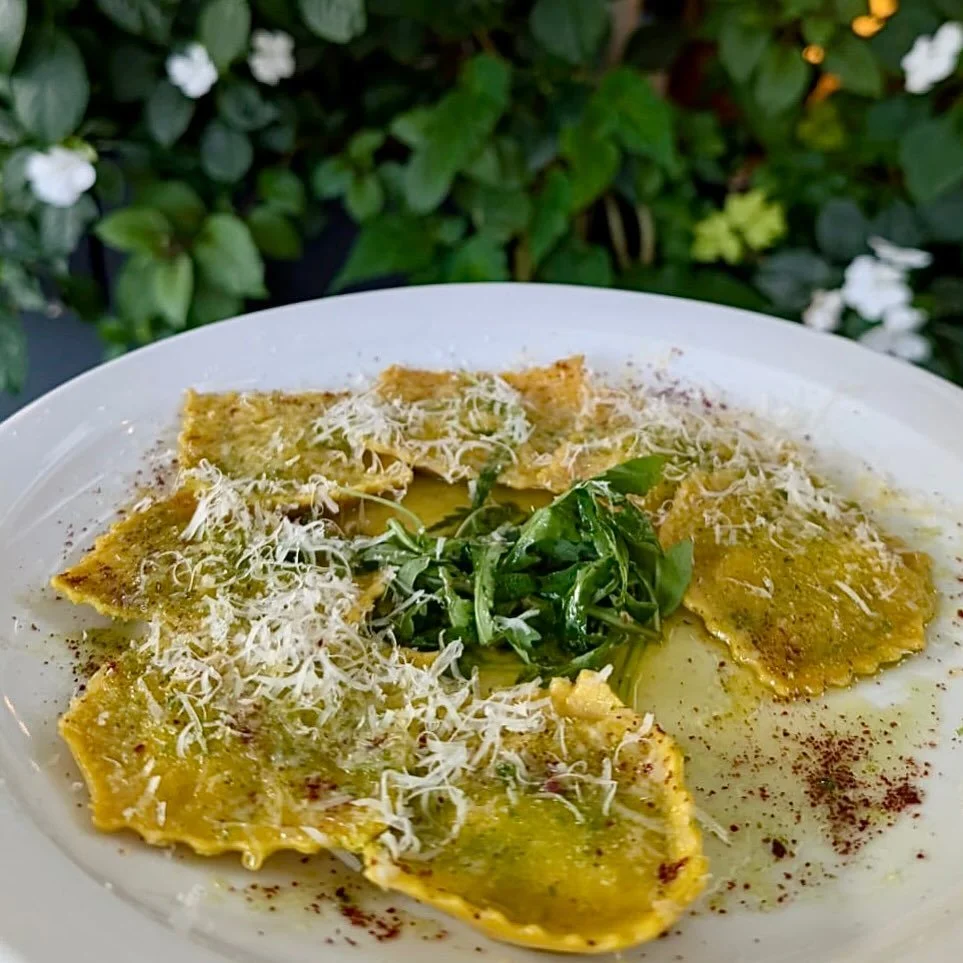 Vegan, comforting and full of flavour 🌿 Jerusalem artichoke ravioli in sage butter with roasted garlic and vegan Parmesan &mdash; now served on our main menu
#thethreestags #kennington #vegan #jerusalemartichoke #garlicbutter #veganpubfood #veganfoo