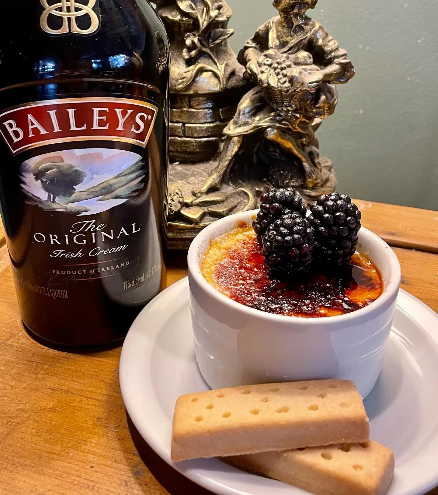 Crack into something special ✨ Baileys cr&egrave;me br&ucirc;l&eacute;e served with buttery shortbread &mdash; rich, creamy, and a little bit boozy
#thethreestags #cremebrulee #frenchdessert #baileys #baileysirishcream #dessertlovers
