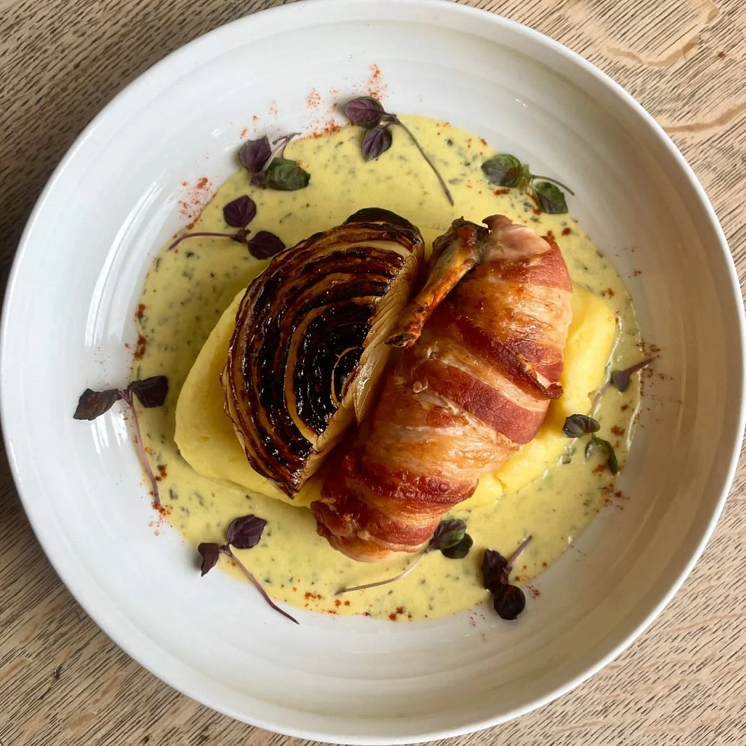 A proper autumn plate 🍂 Chicken supreme in a bacon blanket with creamy mash, balsamic onions and tarragon sauce
#autumnmood #thethreestags #comfortfood #winterwarmer #chickensupreme #pubgrub #gastropub #londonpubs #southlondon