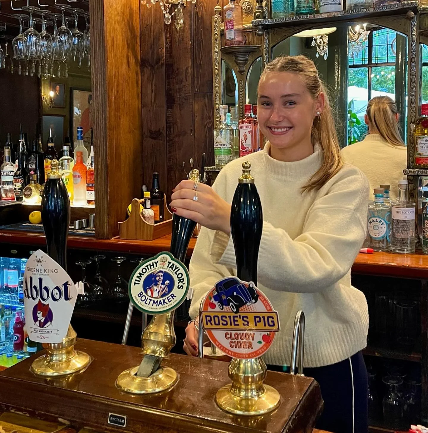 A warm welcome and a well-poured pint, that&rsquo;s what we&rsquo;re about 🍺 Katherine&rsquo;s serving up Timothy Taylor&rsquo;s Boltmaker, a Yorkshire classic with a bold, malty finish. 
#thethreestags #realale #timothytaylor #caskbeer #caskale #lo