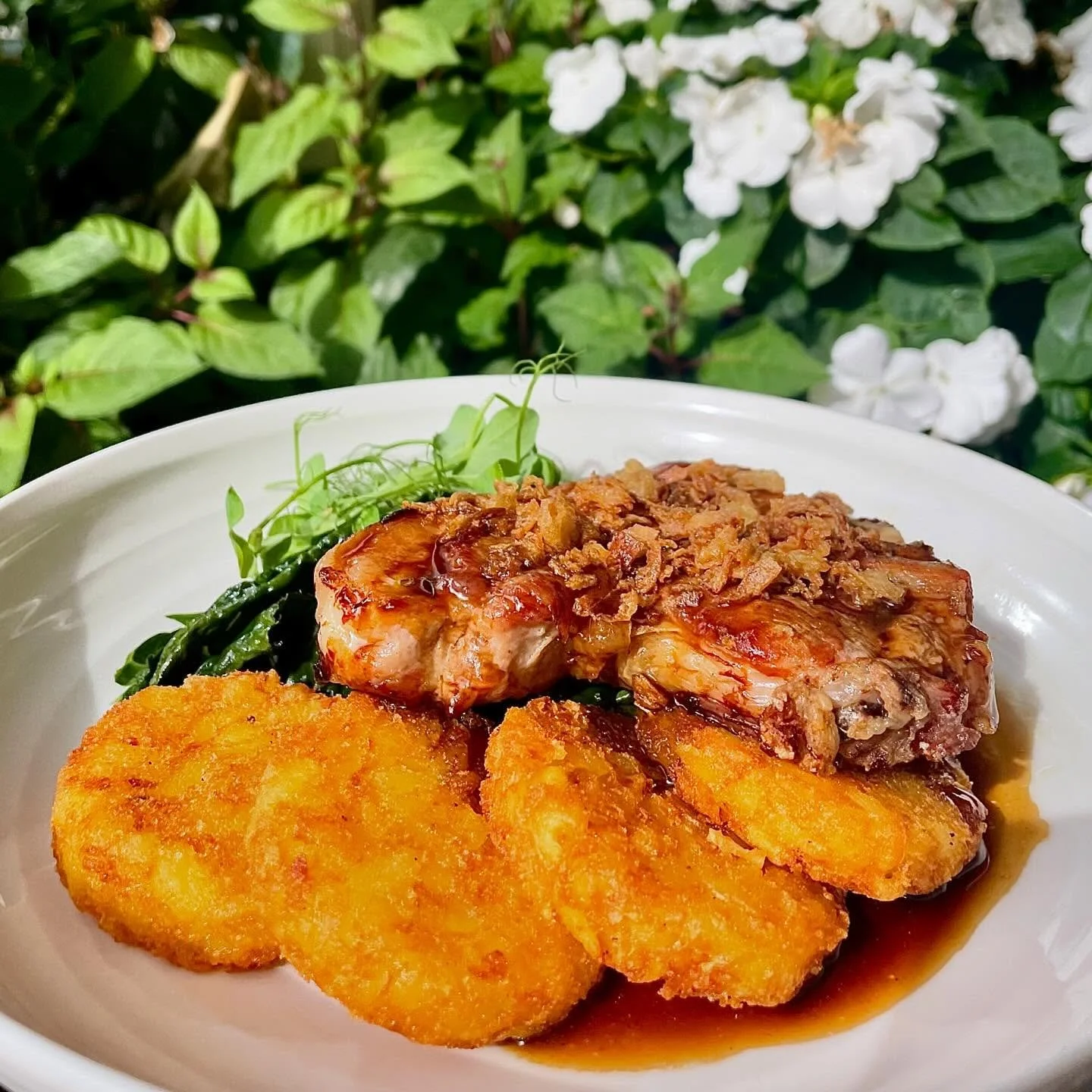 Cozy season calls for hearty flavors 🍂Dive into our new autumn dish: pan-fried pork chop, potato rosti, cavolo nero, and all the gravy you can dream of 🍽️✨
#thethreestags #londonpubs #pubgrub #autumn #fallfood #cozyvibes #pubsoflondon #porkchop #ga