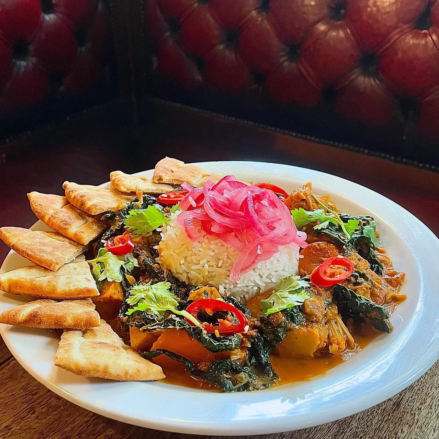 Who needs meat when comfort tastes this good? Jackfruit curry that&rsquo;s hearty, rich, and full of flavour 🌱 
#thethreestags #londonpubs #vegetarian #veggiefriendly #pubgrub #southlondon #jackfruit #vegetarianfood #currystagram