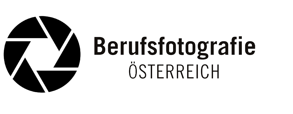 Logo für Berufs-fotografie Österreich, bestehend aus einer schwarzen Kameralinse und schwarzen Text.