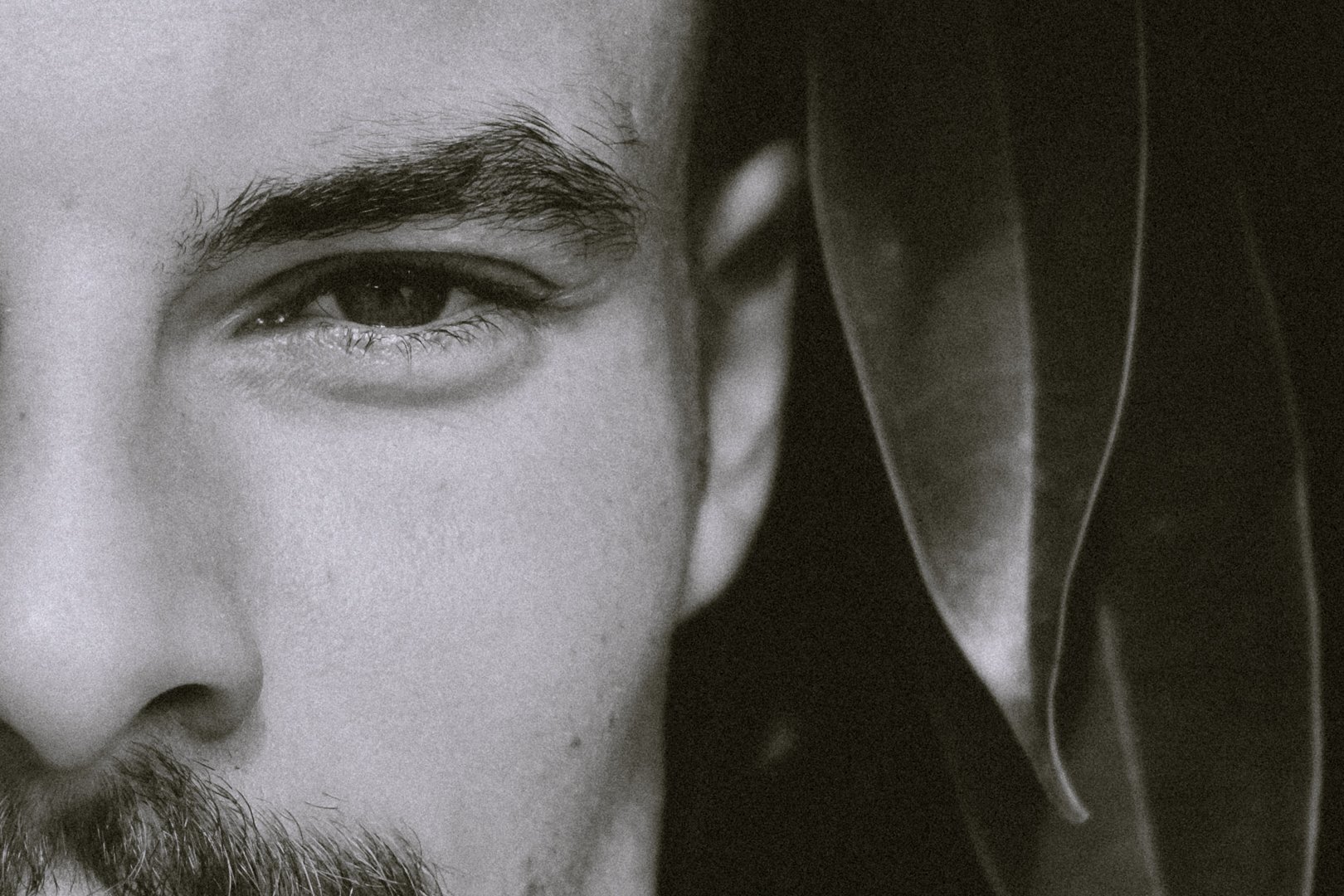 Verkörperung: In einem identitätsorientierten Shooting verkörperst du deine Marke. Du wirst zur Personal Brand, die nicht die Masse, sondern genau deine Menschen anzieht.