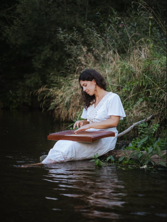 Marlene Schaumperger, Personal Brand spielt im Wasser ein Instrument