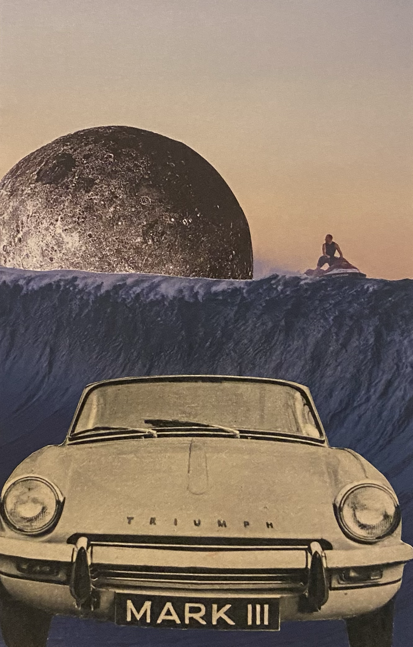 Une voiture Triumph Mk III noire en premier plan, un homme sur une planche de surf sur une vague en second plan, la lune géante en arrière-plan dans un ciel crépusculaire. Collages contemporains surréalistes par Julia Chameroy 