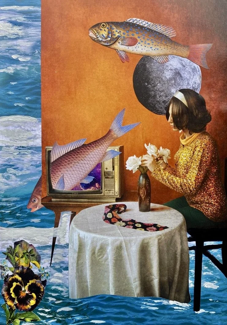 Une femme assise à une table ronde recouverte d'une nappe blanche, tenant des fleurs blanches dans un vase. Collages contemporains surréalistes par Julia Chameroy 
