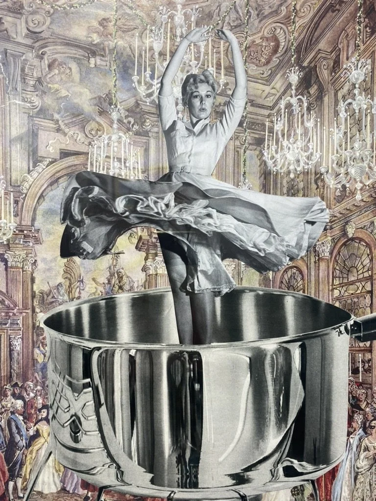 Une œuvre d'art mélangeant une peinture classique d'une salle somptueuse avec un homme dans un bol de cuisine géant, en style surréaliste. Collages contemporains surréalistes par Julia Chameroy 