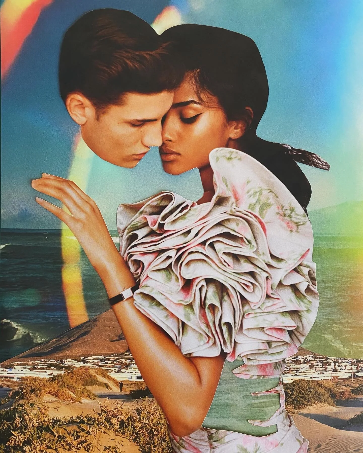 Les Aimants – Collage surréaliste inspiré de Les Amants IV de René Magritte (1928). Portrait intrigant d’un couple avec une tête flottante, mêlant mystère et poésie, disponible à l’achat. Collages contemporains surréalistes par Julia Chameroy 