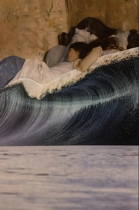 Un chien et un enfant endormis sur un canapé, avec une photo de vague en gros plan en bas.  Collages contemporains surréalistes par Julia Chameroy 