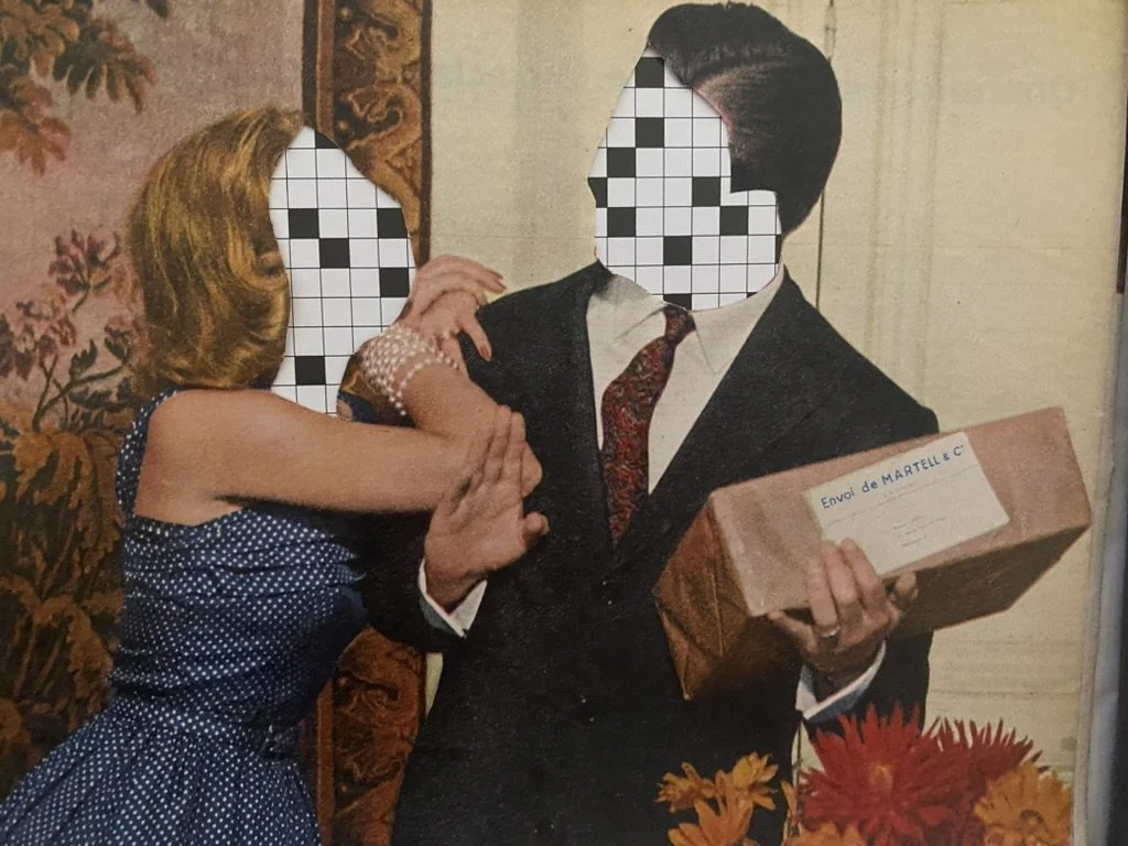 Une femme en robe à pois et un homme en costume noir se saluant dans un décor intérieur avec des fleurs. Les visages sont obscurcis par un masque pixelisé.