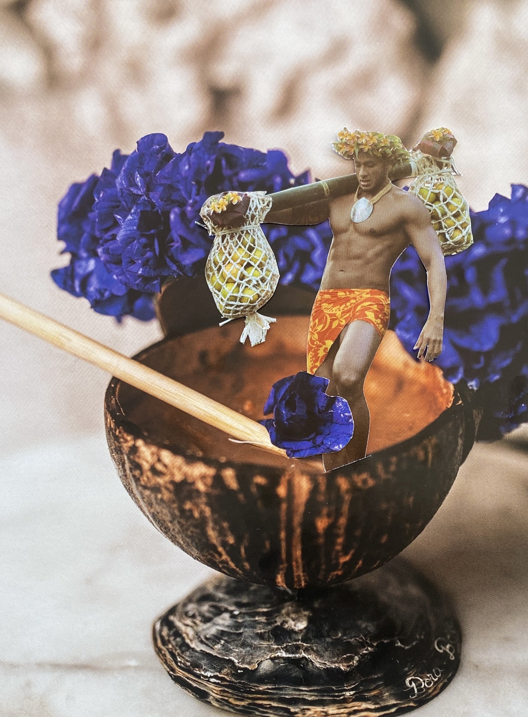 Une composition artistique représentant un homme en maillot de bain coloré, portant un chapeau de fleurs, dans une coupe en coquillage, entouré de fleurs violettes, avec un style de collage.  Collages contemporains surréalistes par Julia Chameroy 