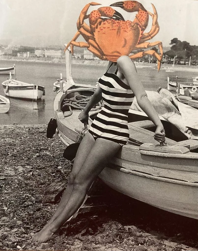 Pinup en maillot rayé à la plage, avec une tête en crabe coloré. Fond de plages avec des bateaux et un village en arrière-plan. Collages contemporains surréalistes par Julia Chameroy 