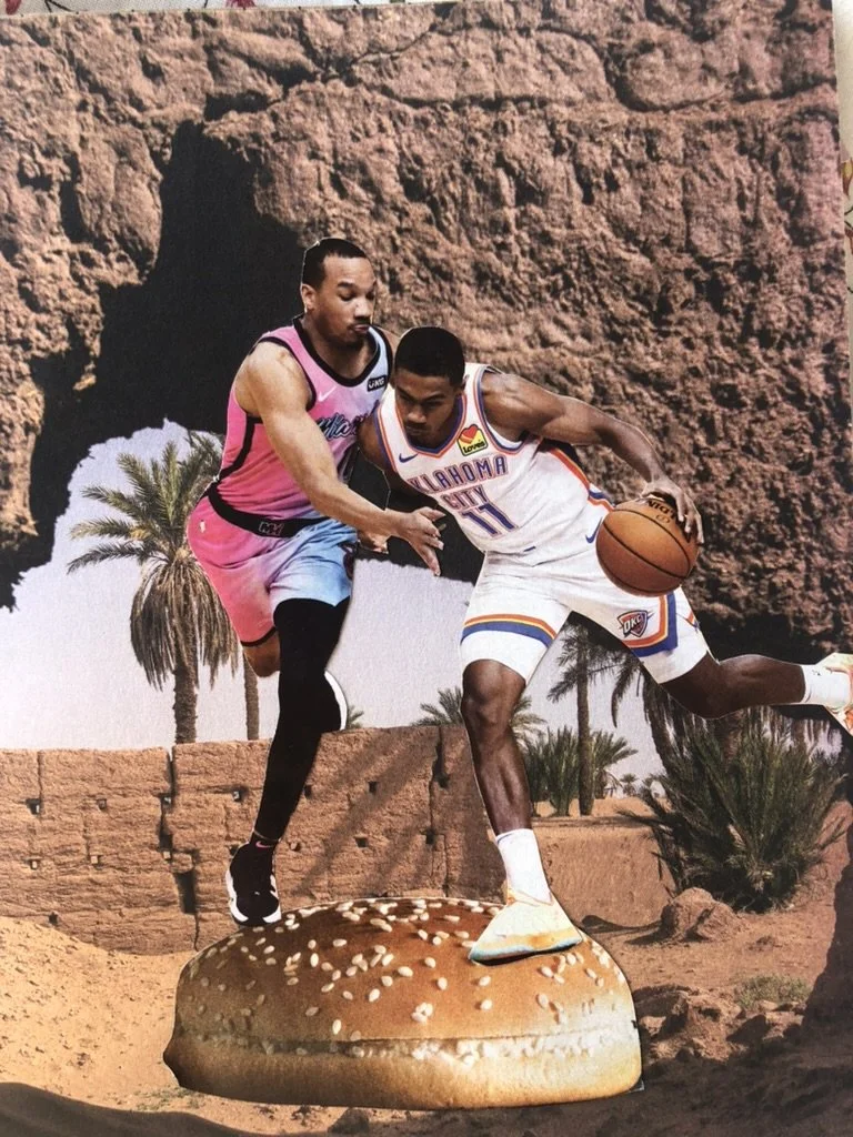 Une scène artistique combinant une action de basketball avec un paysage désertique et un burger géant comme sol. Collages contemporains surréalistes par Julia Chameroy