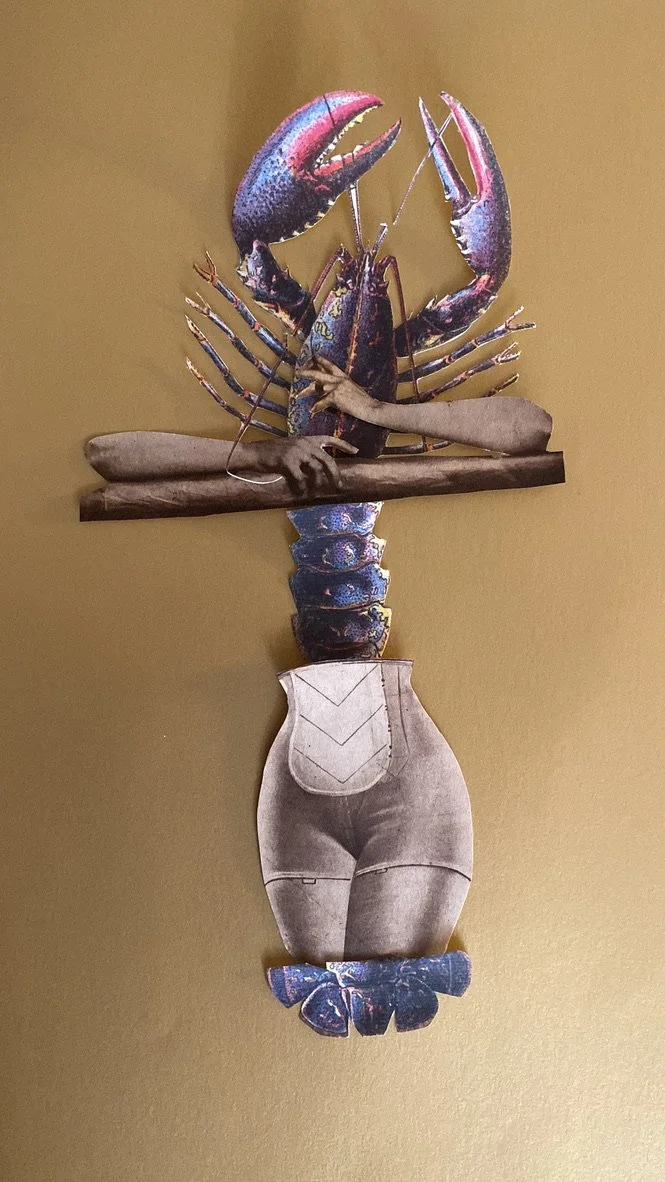 Une œuvre d'art collage représentant une créature hybride entre un homard et un corps humain, avec un fond de couleur beige. Collages contemporains surréalistes par Julia Chameroy 