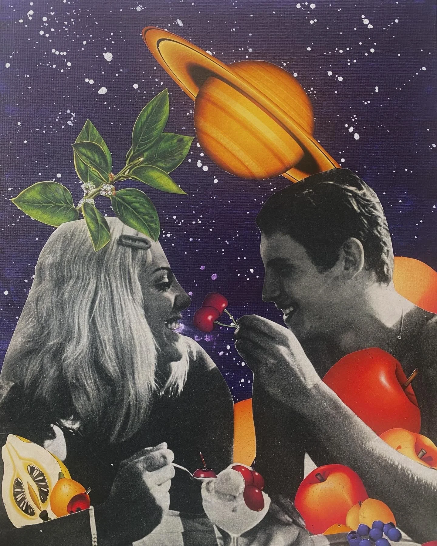 Un collage artistique représentant un homme et une femme souriants partageant une glace à la cerise, entourés de fruits et un décor spatial avec Saturne et un arrière-plan étoilé. Collages contemporains surréalistes par Julia Chameroy