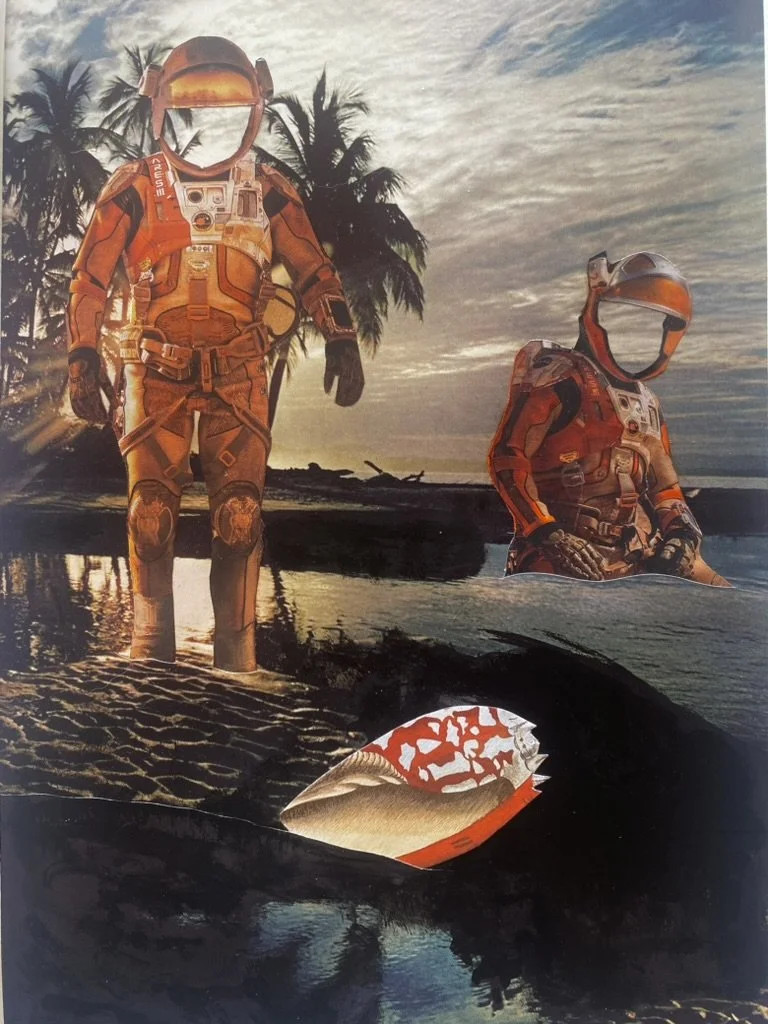 Deux astronautes en combinaison orange se tiennent dans l'eau sur une plage, avec des palmiers en arrière-plan, au coucher du soleil. Collages contemporains surréalistes par Julia Chameroy