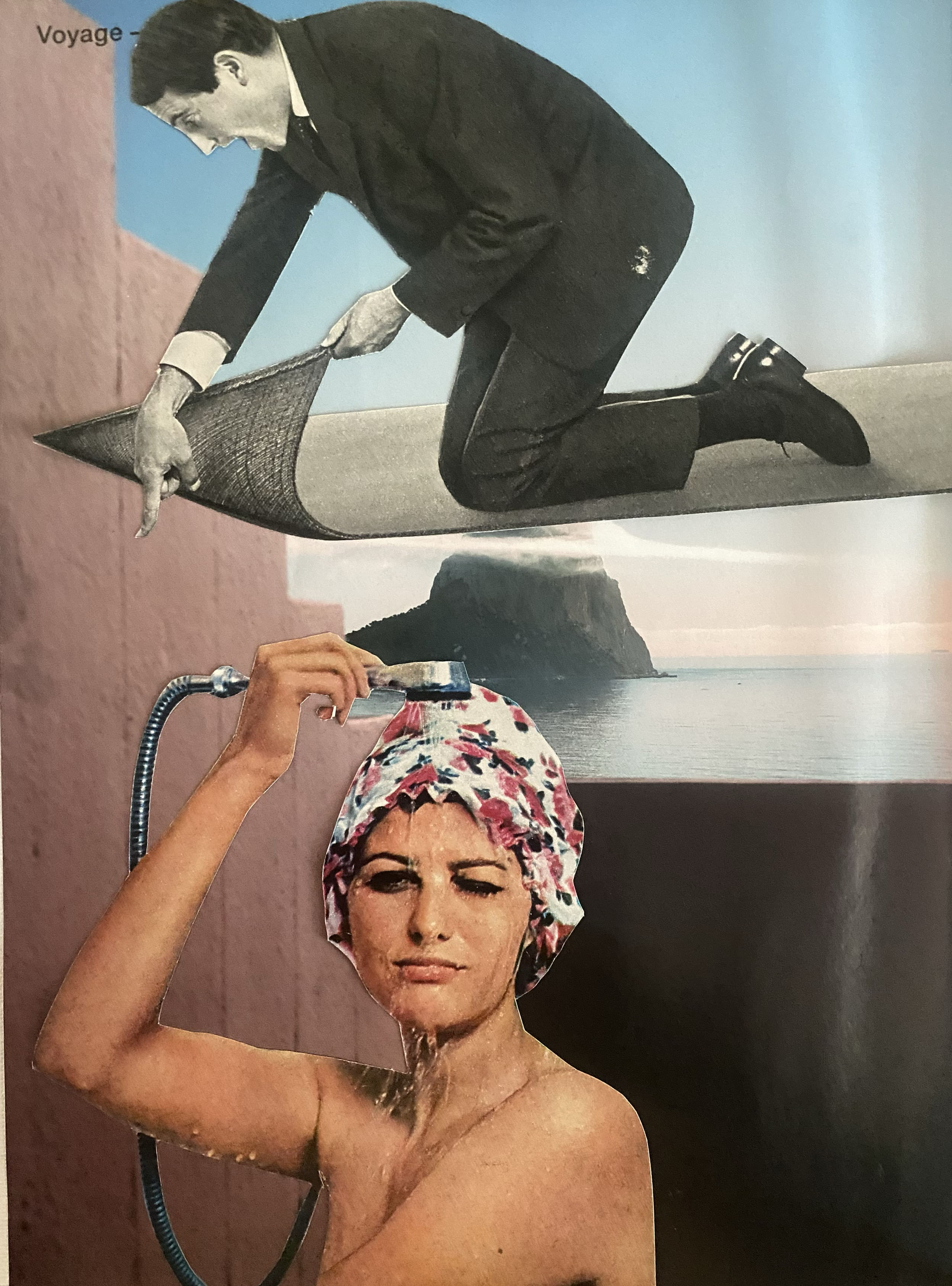  La personne en haut est un homme en costume noir, à genoux, manipulant un filet. La personne en bas est une femme avec un bandana coloré sur la tête, se lavant les cheveux avec une douchette. Collages contemporains surréalistes par Julia Chameroy