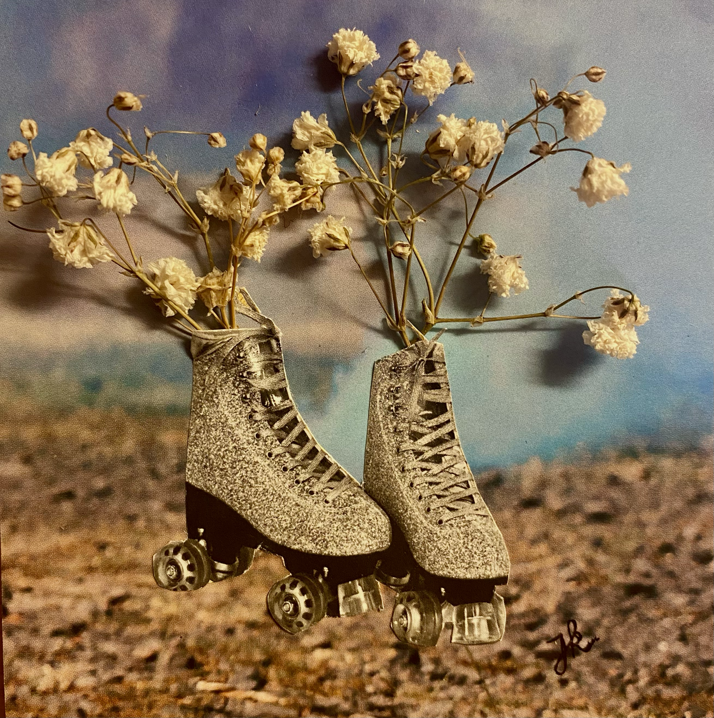 Des patins à roulettes utilisés comme vases pour des fleurs séchées contre un arrière-plan flou de ciel et de paysage.  Collages contemporains surréalistes par Julia Chameroy 