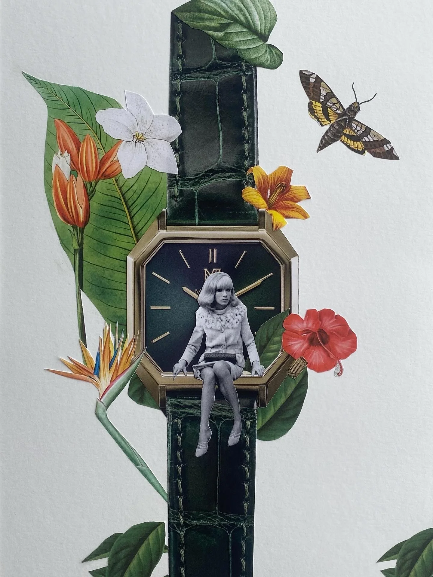 Montre avec un cadran noir et des aiguilles dorées, entourée de fleurs tropicales et d'un papillon, avec une jeune fille en noir et blanc assise sur le cadran.  Collages contemporains surréalistes par Julia Chameroy 
