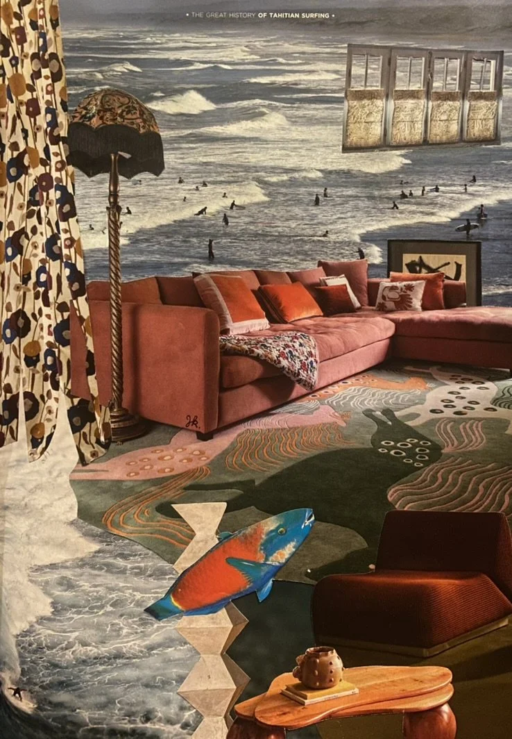 Salon intérieur avec canapé rose, poisson en décoration, tableau sur le mur représentant une scène de surf, et un mur peint représentant une scène de plage avec des surfeurs. Collages contemporains surréalistes par Julia Chameroy
