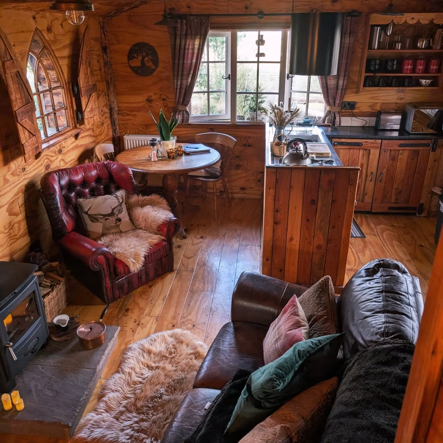 Come with me for a peek inside Coety Bach Cabin.

🏴󠁧󠁢󠁷󠁬󠁳󠁿 Mid Wales 🏴󠁧󠁢󠁷󠁬󠁳󠁿

🏆 Voted the 'Most Romantic Getaway of 2025'
🏆 Awarded 'Visit Wales' Gold award 
.
.
.
.
.
.
.

#RomanticGetawayWales #CouplesRetreat #CabinHideaway #UnplugAn