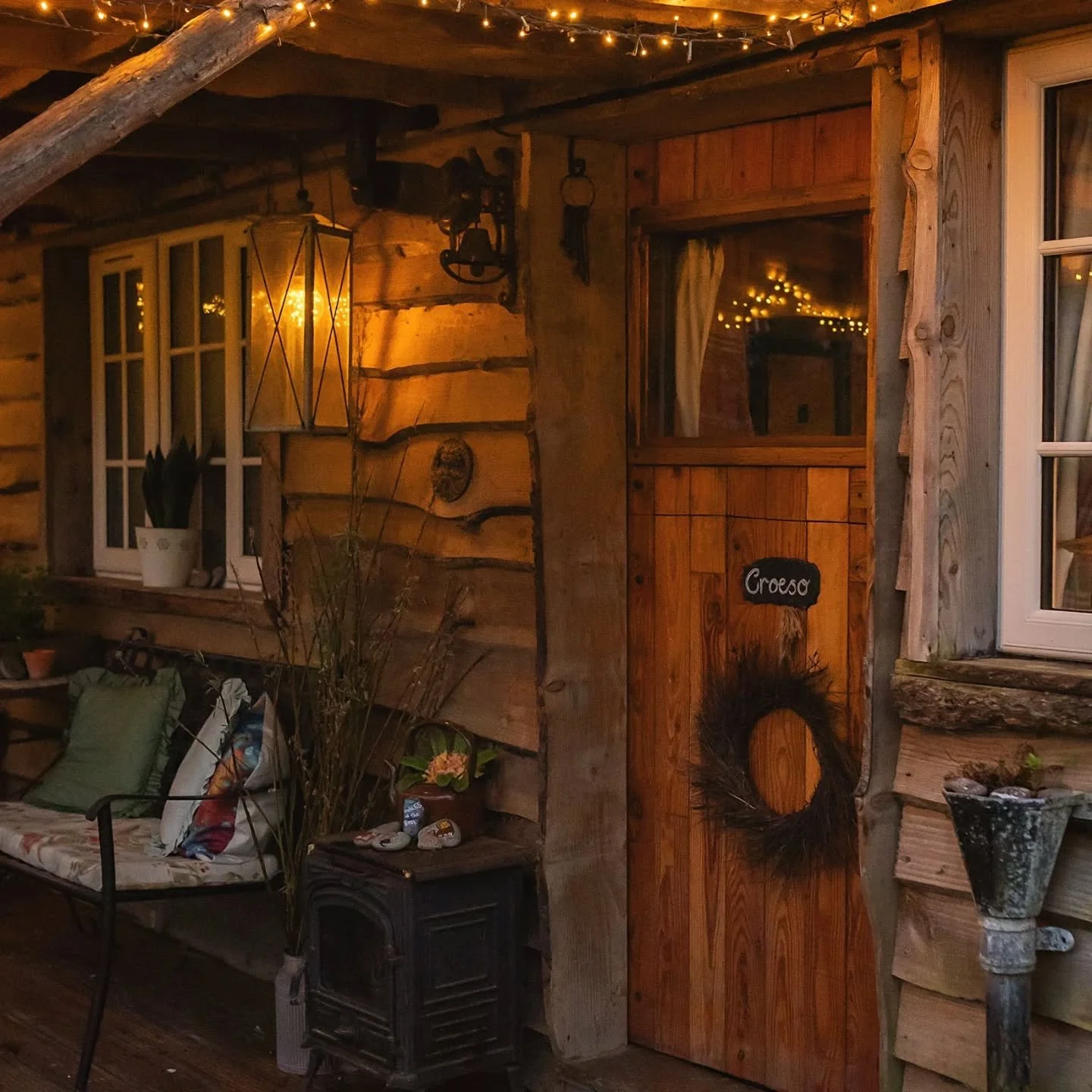 ❤️ Slow evenings, soft light and nowhere to be ❤️
.
.
.
.
.
.
.
.
#cabin #cabinlife #cabininthewoods #cozycabin #cabinvibes #cabinlove #nature #travel #vacationrental #offgrid #romanticescape #couplesretreat #staycationwales #visitwales #explorewales