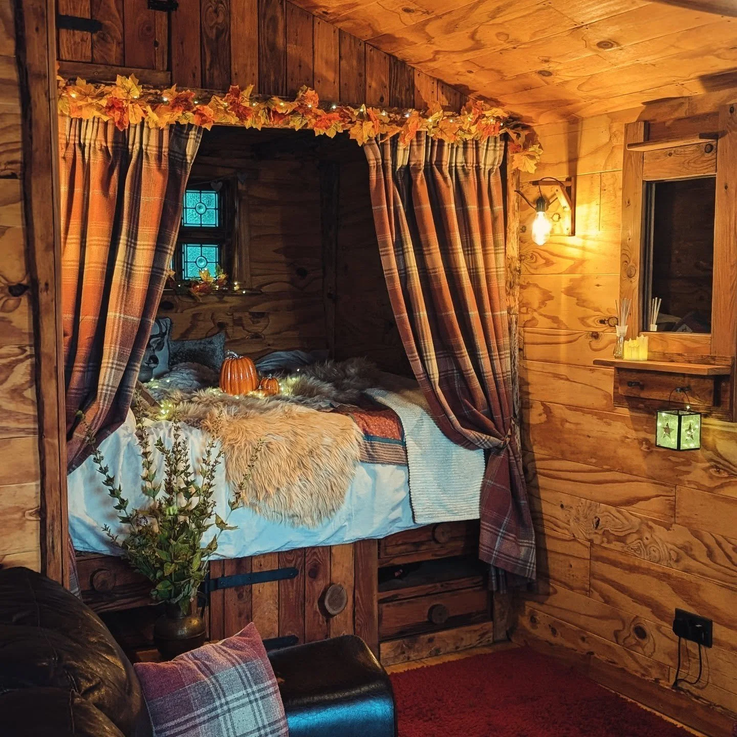If you could describe these 3 images inside Coety Bach, what words or phrases would you use? 

We'll start off with.....

1. ❤️ Hideaway ❤️ 

2. 🛖 Inviting 🛖 

3. 🔥 Toasty 🔥