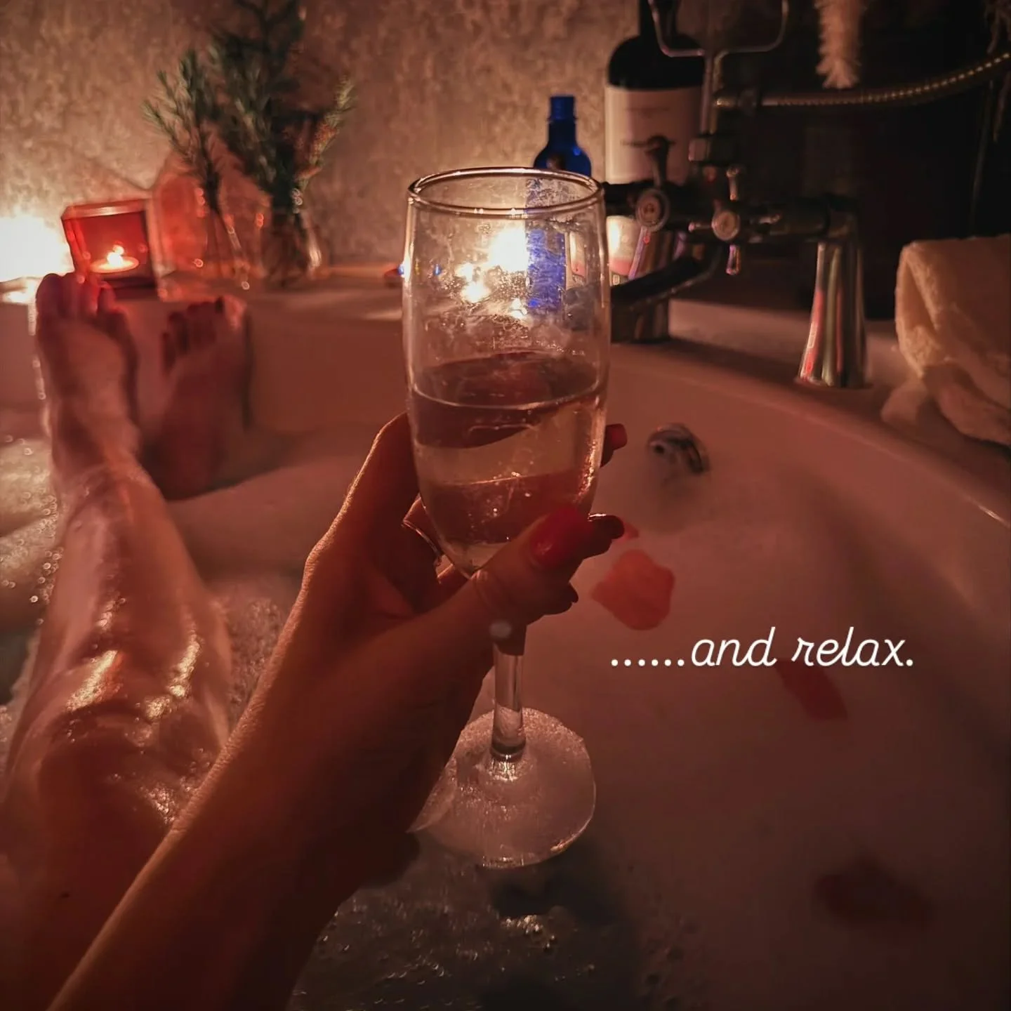 It's the weekend! 

Total relaxation at Coety Bach. ❤️ 

.
.
.
.
.
.
.
.
#ItsTheWeekend #FeelTheHwyl #CwtchUp #RelaxInWales #RomanticGetawayWales #CoetyBachCabin #CountrysideCalm #SlowLivingWales #HotTubTime #NatureEscape