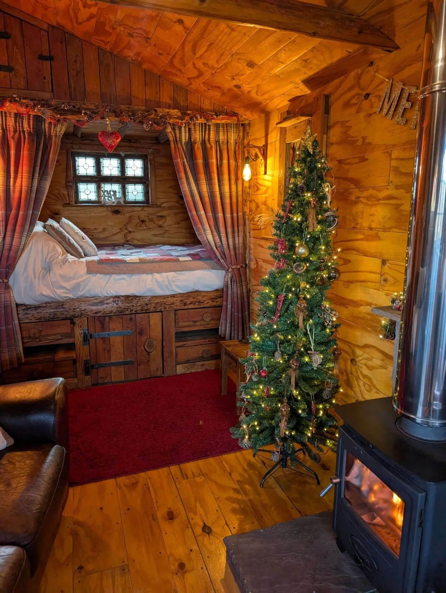 🎄🎄 Well that's phase one of the cabin decorations! 🎄🎄

Definitely getting in the Christmas mood now! Thoroughly enjoyed myself this afternoon with some Christmas music on. 

There's still more to do over the next week or so, including handmaking 