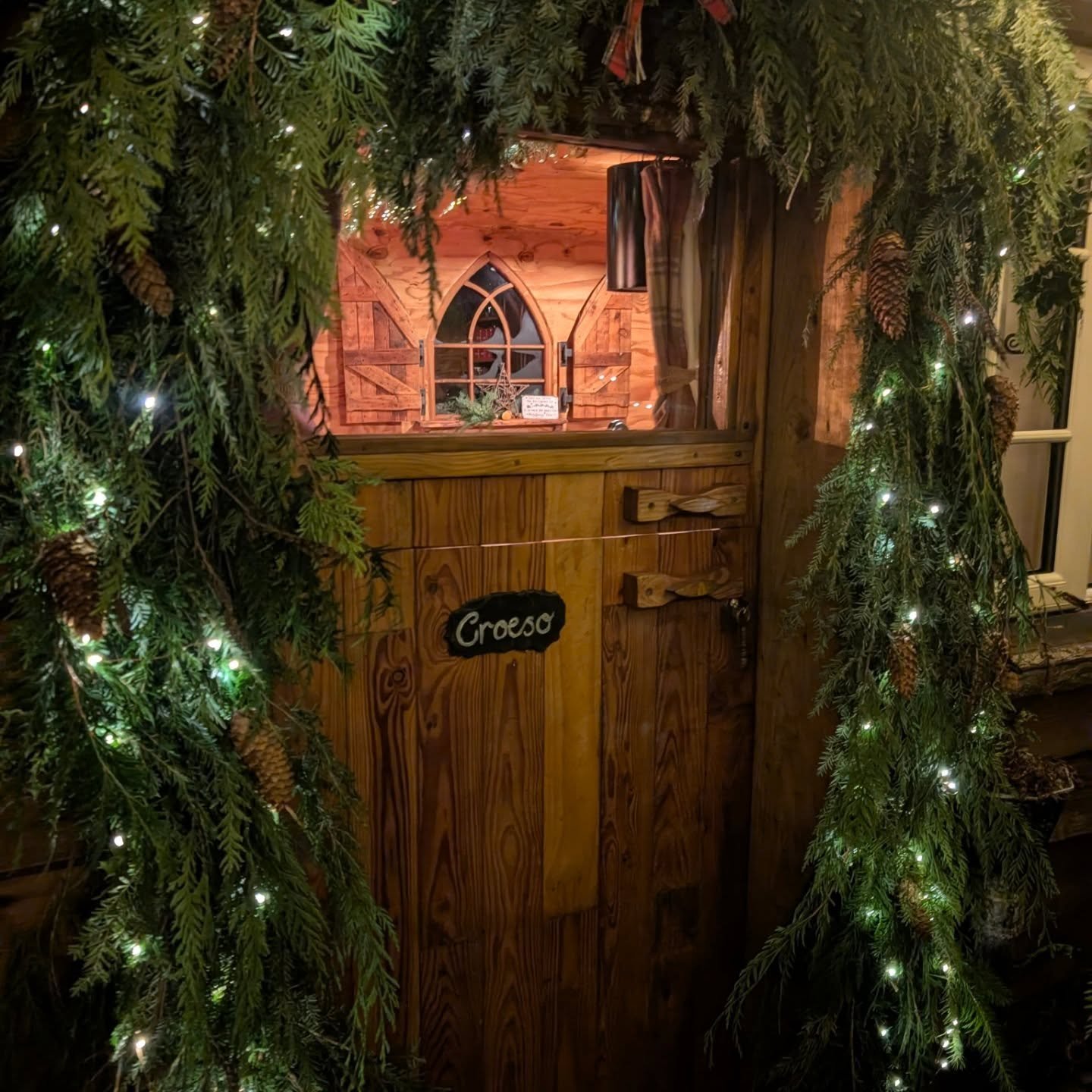 What a day!! 

We had a day with no check-ins, so it was time to finish off the decorations and do a 'Christmas photoshoot!'

I must have taken 1000 photos today! Literally from 9am to 6pm.  We're staying in the cabin ourselves tonight and having a l