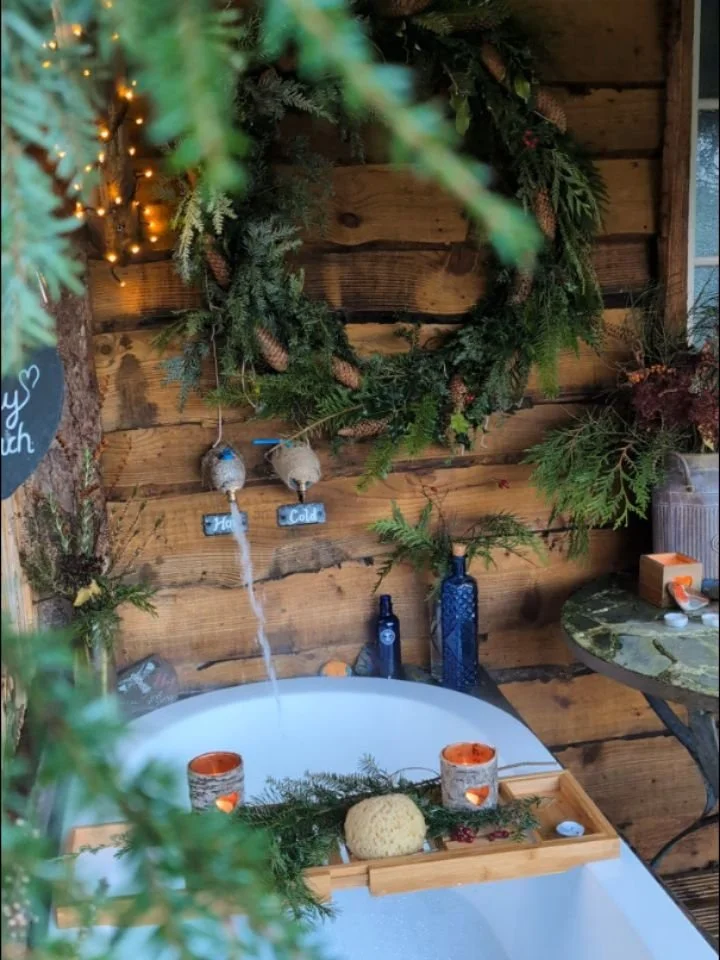 How would you like to relax in our outdoor bath over Christmas or the new year?! 

It's like a little Christmas grotto out on the porch at the moment! 🎄🎄

If it's a clear night, the stars put on a fabulous display for you while you soak your stress