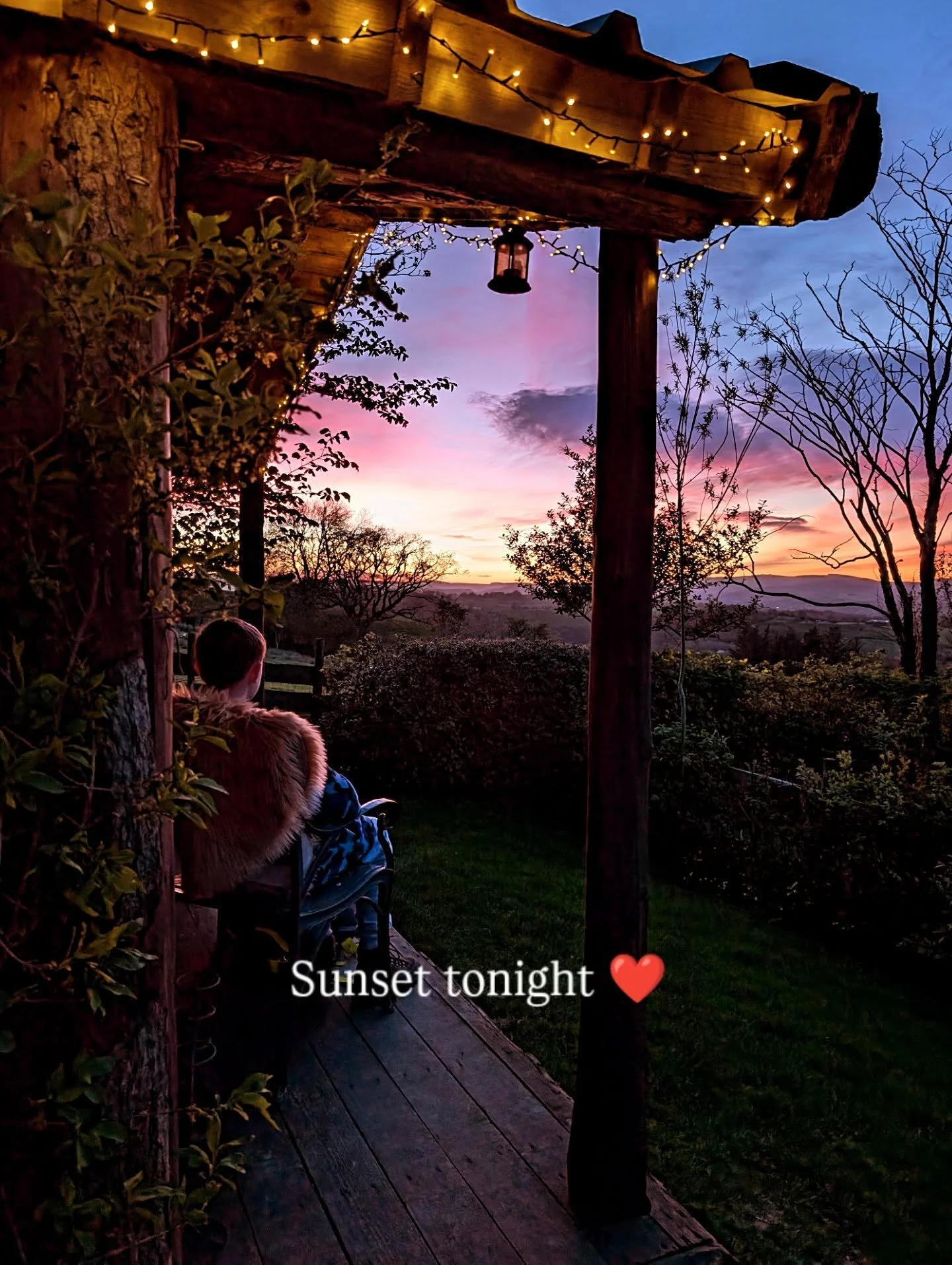 Did anyone catch the sunset tonight? 

The sky really lit up here.

It felt like the whole evening paused for a moment. 

#sunsetlovers
#goldenhourglow
#eveningskies
#sunsetviews
#dusklight