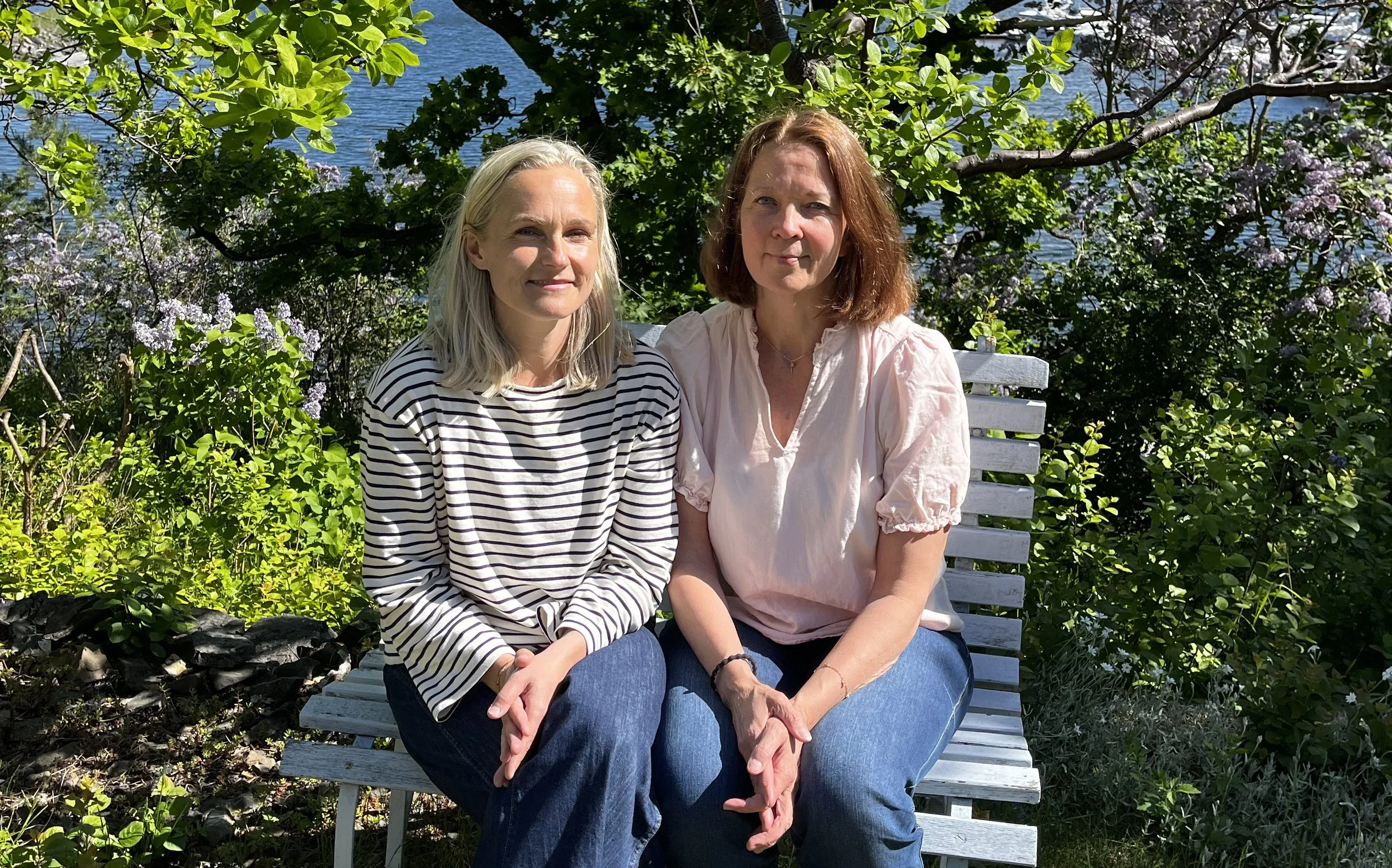 Psykologspesialistene Tonje Hintze og Marianne Andersen sitter på en benk.