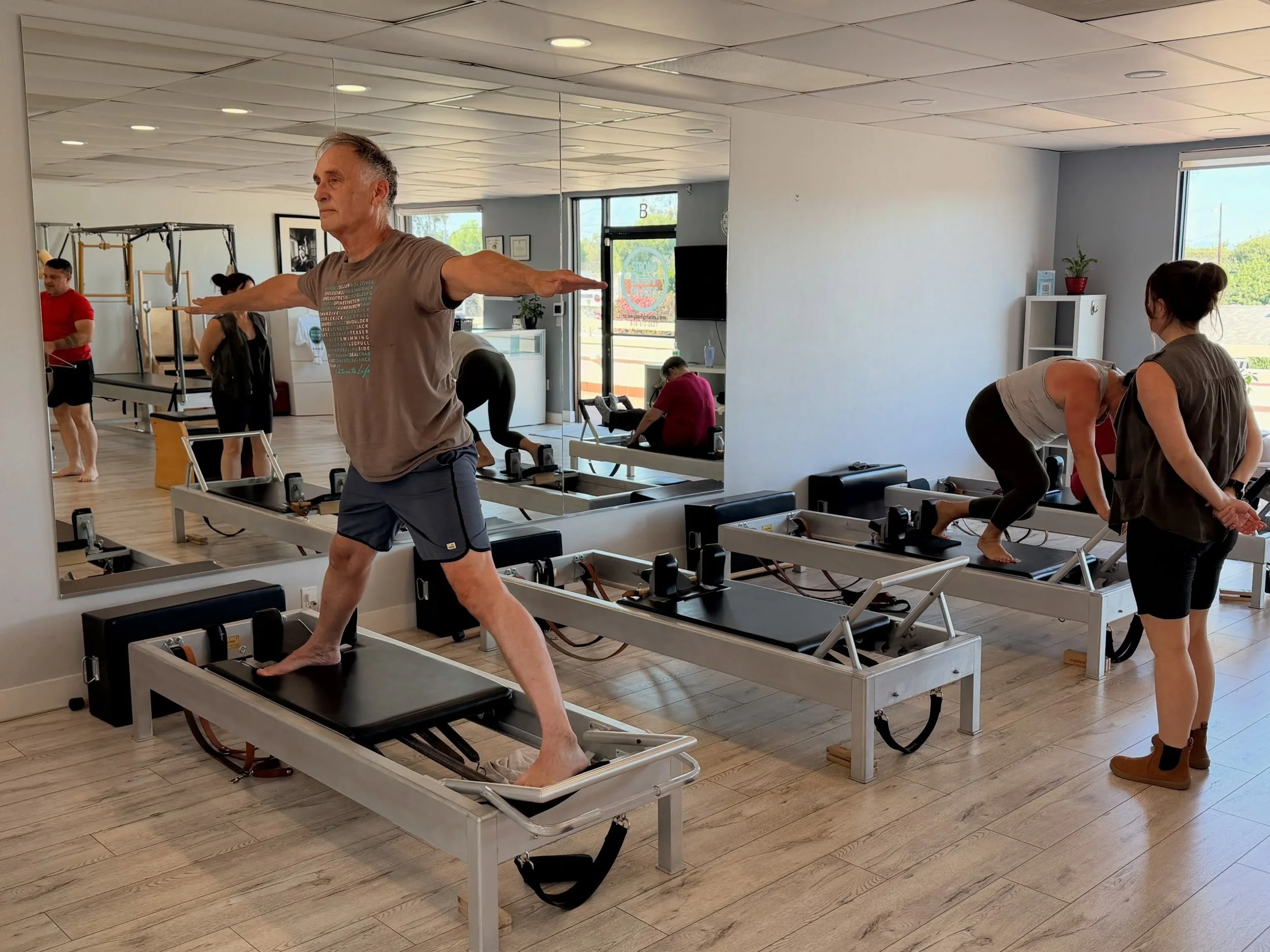 Saturday splits during The Vault group class 😅
.
.
#classicalpilates #pilatestolucalake #pilatesburbank #pilatesnorthhollywood #pilatesstudiocity