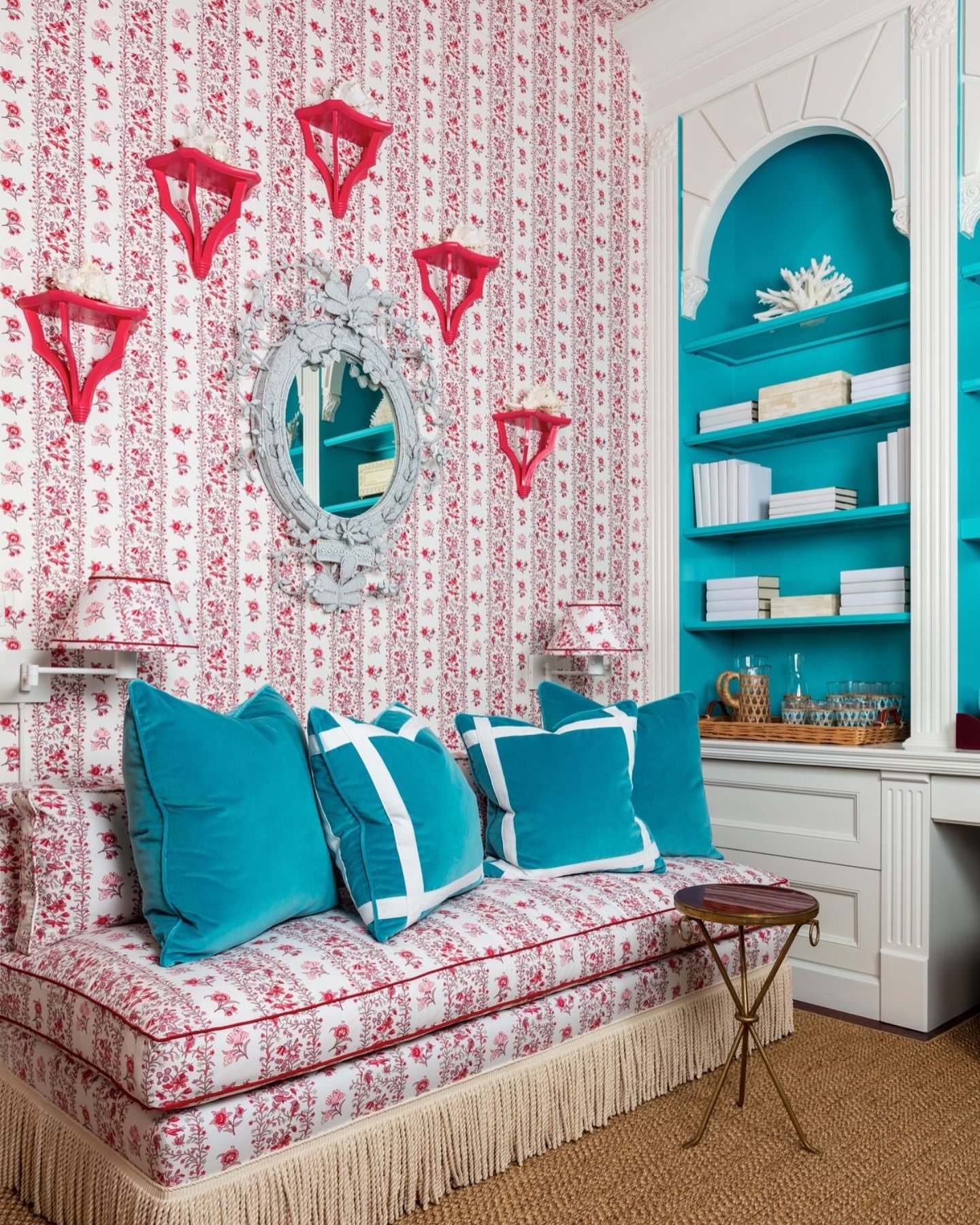 Bold meets whimsy in this vibrant study, where classic toile patterns, turquoise accents, and sculptural details create a delightfully unexpected escape ❤️ Happy Sunday, friends!!
.
.
.
.
#BoldInteriors
#MaximalistDesign
#ColorfulHome
#PatternPlay
#E