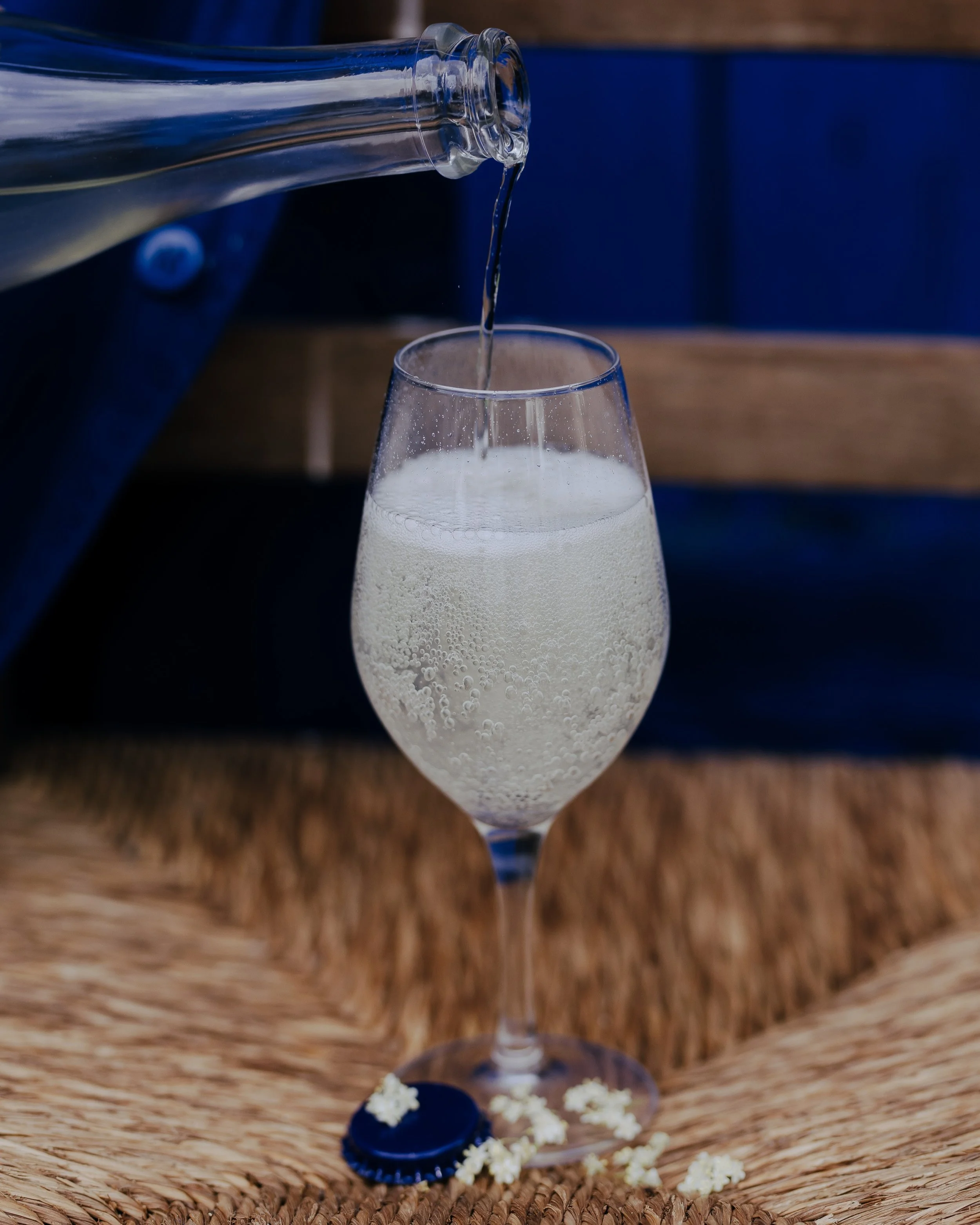 La r&eacute;colte des fleurs de sureau pour la prochaine cuv&eacute;e de Ma&iuml;m a eu lieu il y a quelques jours dans le Tarn, sur la ferme de Marine, &agrave; Garrevaques. 🌿

Entre les gouttes, une belle fen&ecirc;tre ensoleill&eacute;e a permis 