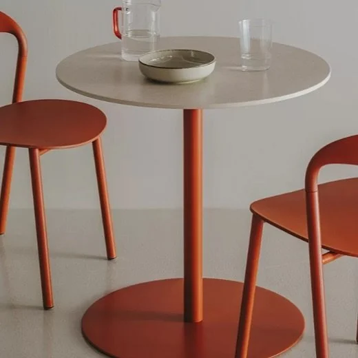 BRIO, that means playful, useful and versatile. With its elegant functionality and lightness, this table meets every needs, whether in restaurants, in the office or in any community space. With a choice of different heights (fixed or easily adjustabl