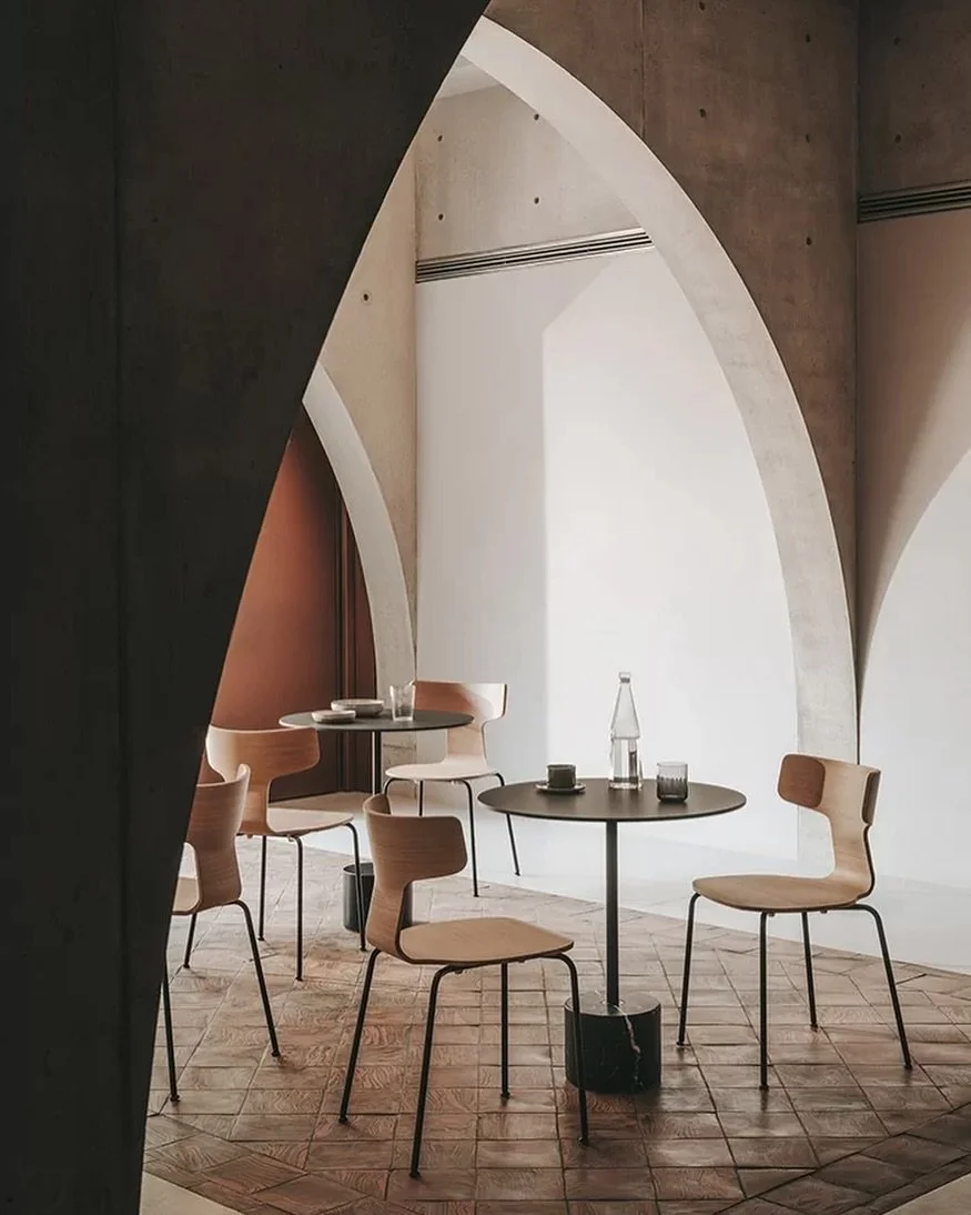 FEDRA expresses the perfect combination of lightness and sturdiness in its Danish-style design. The metal base blends with a rounded backrest, which can be customised in various fabrics and colours to create a surprising effect.
#lapalma #leonardoros