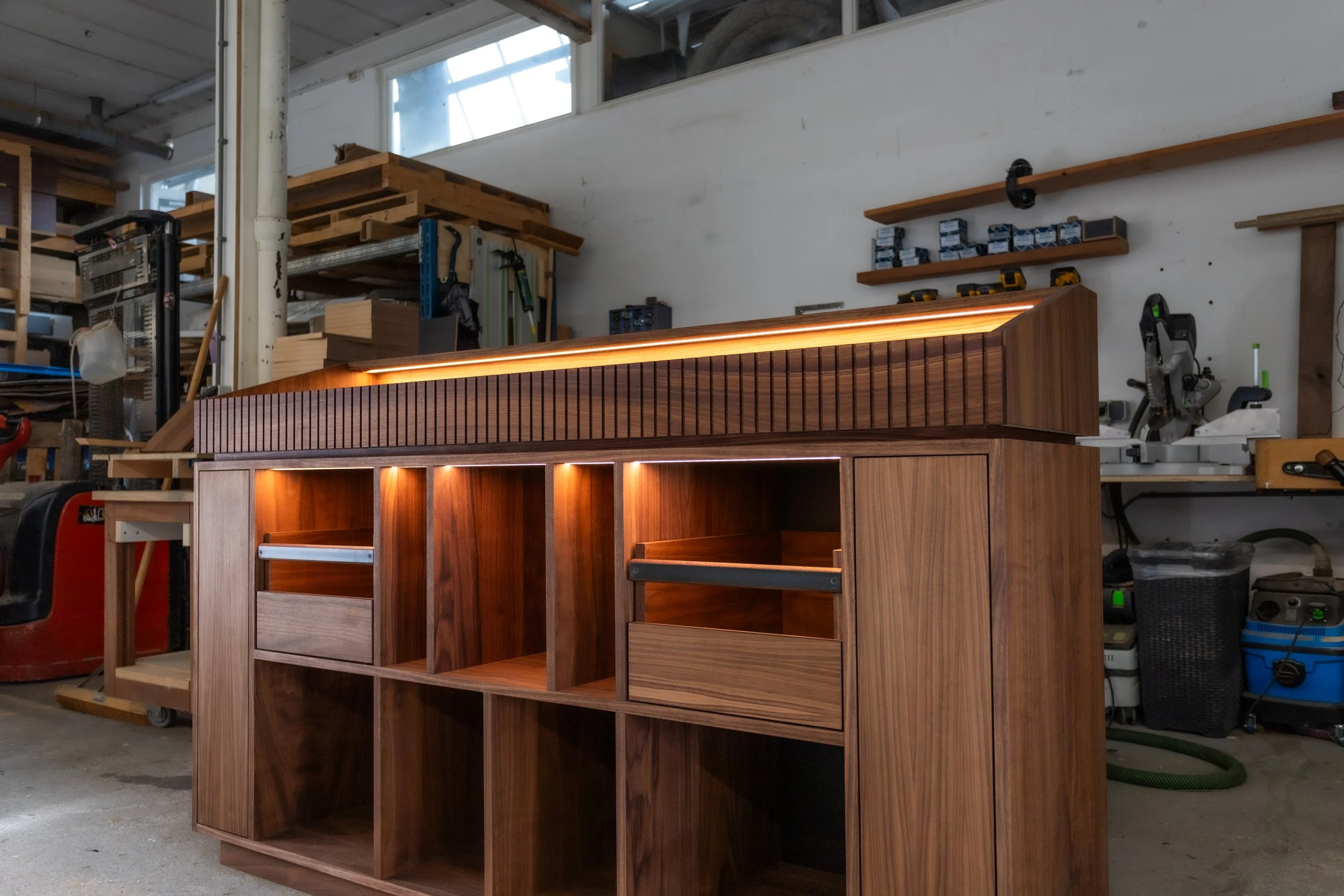 Een customised DJ booth gemaakt in Amsterdam voor amateur en professionele dj's
