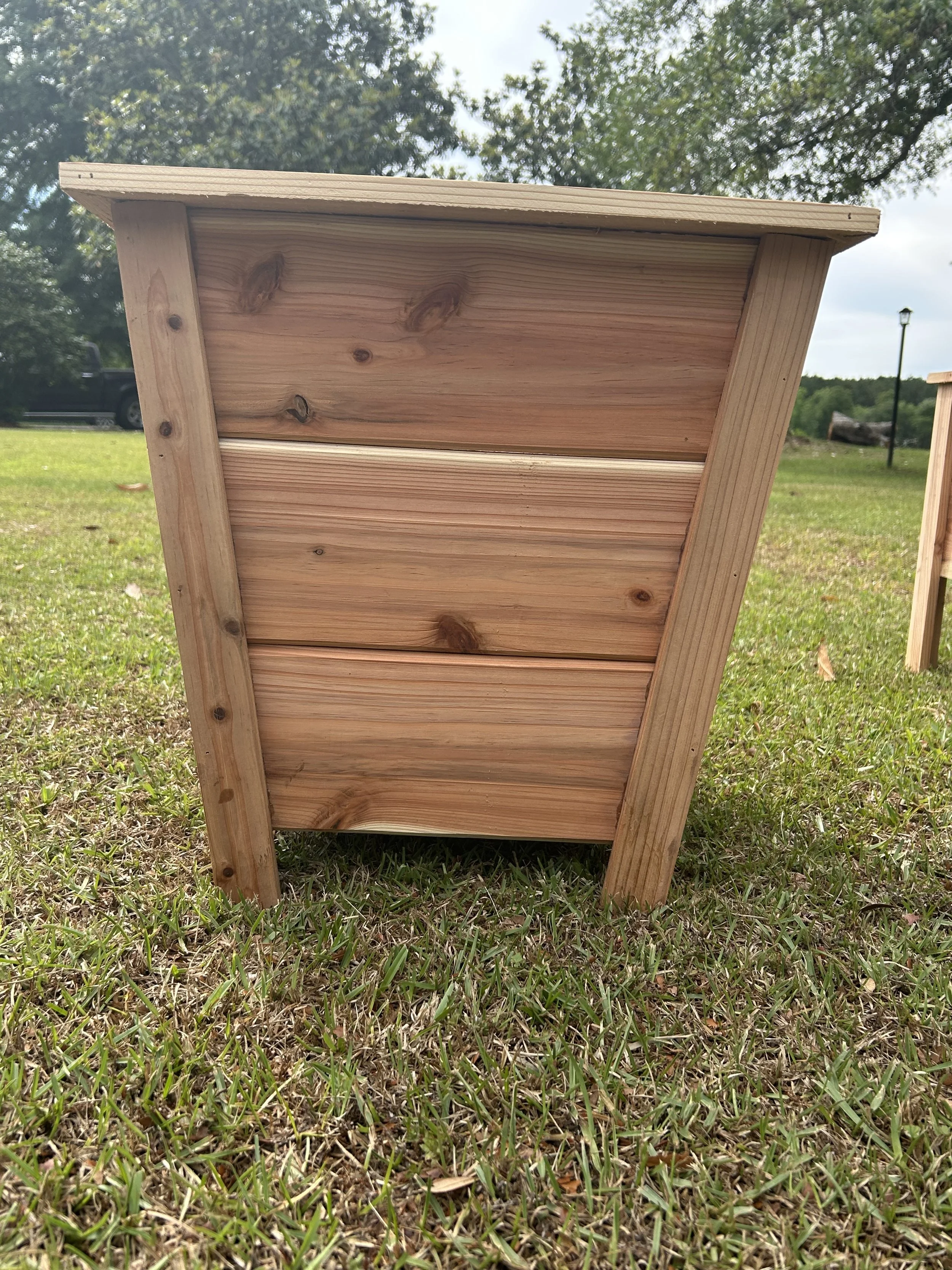 Angled legs perfect for a front porch!
