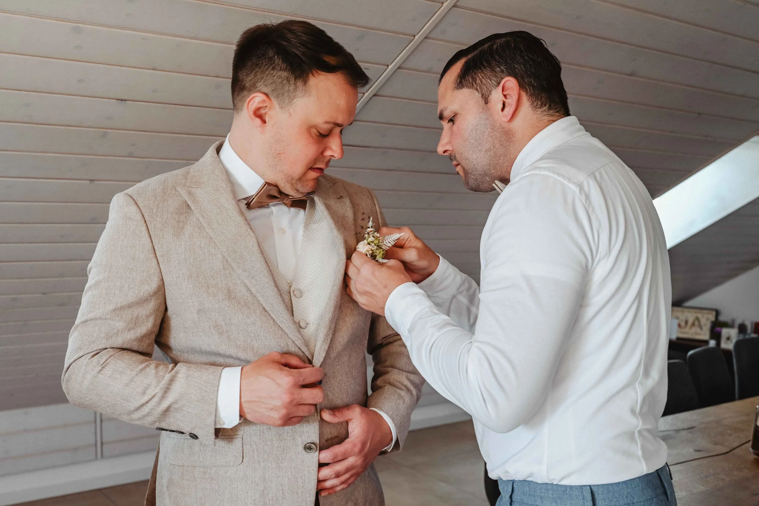 Bräutigam und Trauzeuge im Anzug bereiten sich für die Hochzeit vor. 