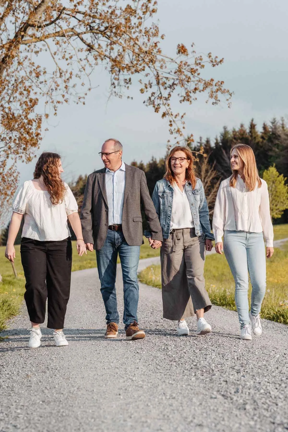 Familienshooting in der Natur beim spazieren und sich unterhalten
