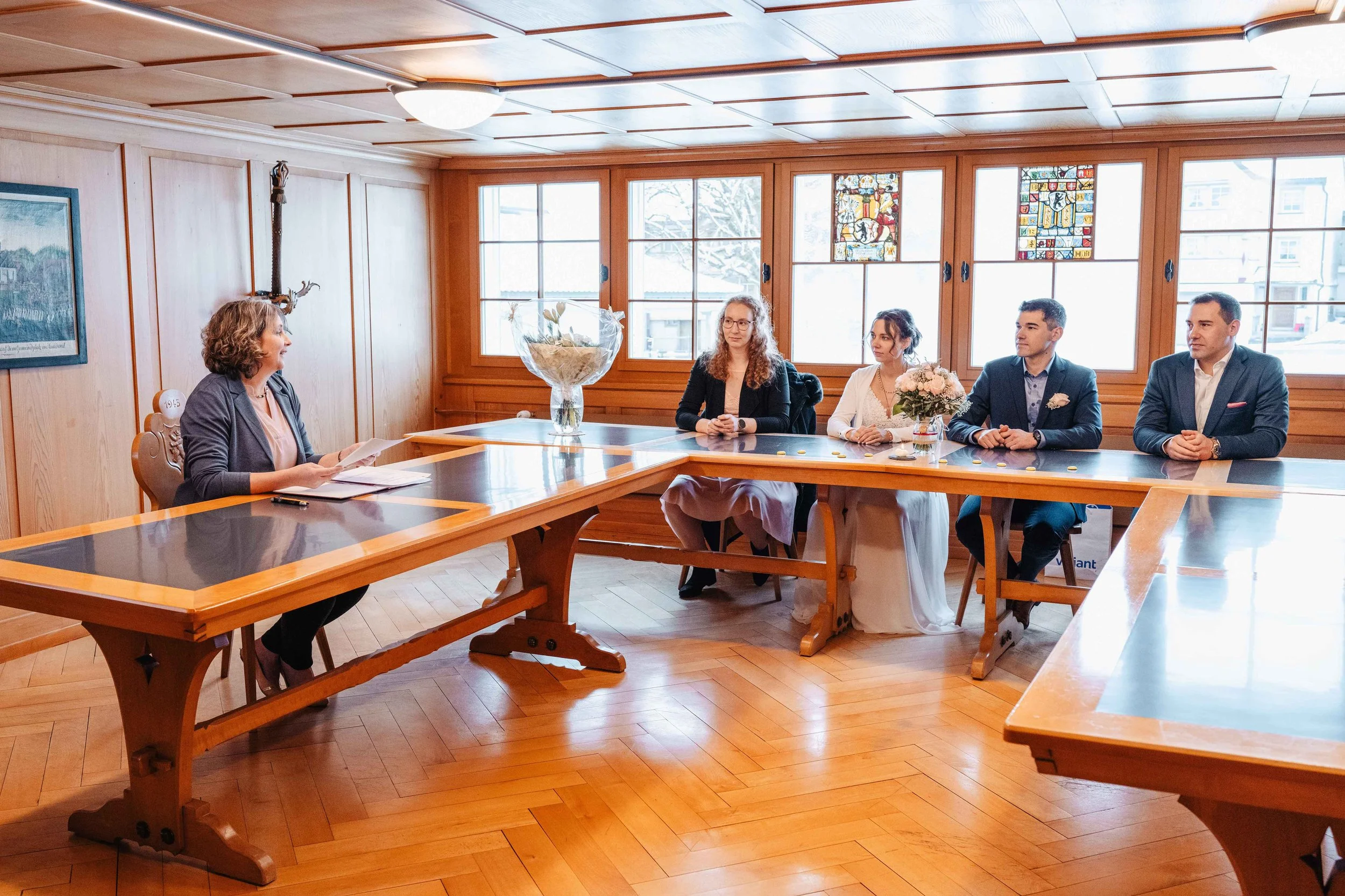 Brautpaar mit den Trauzeugen bei der standesamtlichen Zeremonie.