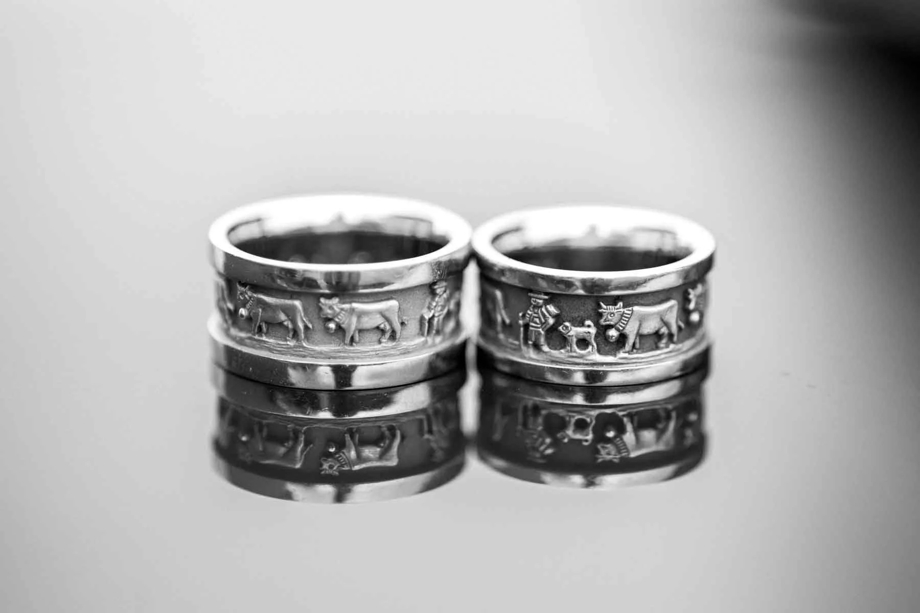 Zwei Silberringe mit detailierter reliefartiger Verzierung von Alpfahrt.