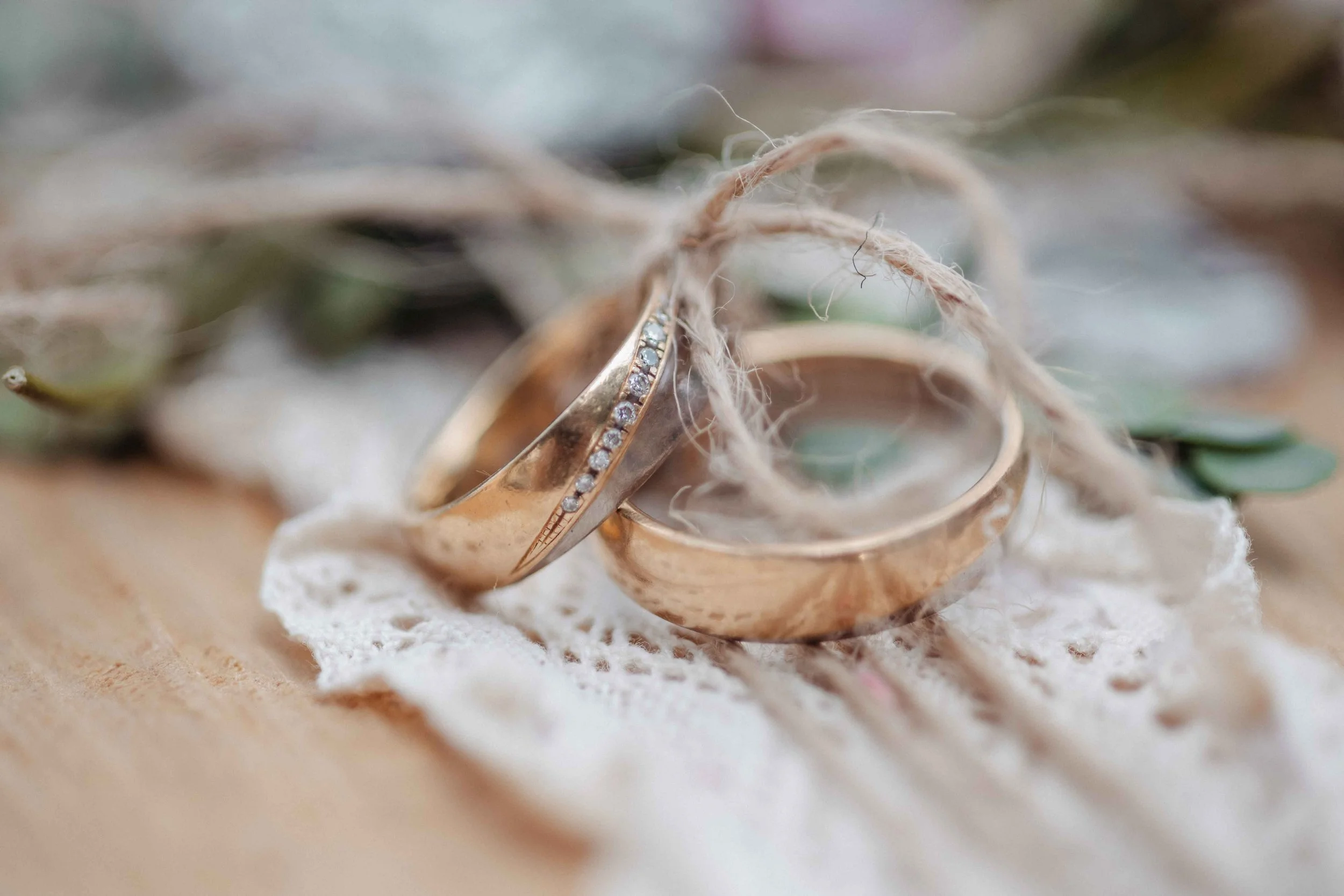 Zwei Goldhochzeit Ringe auf Spitze.