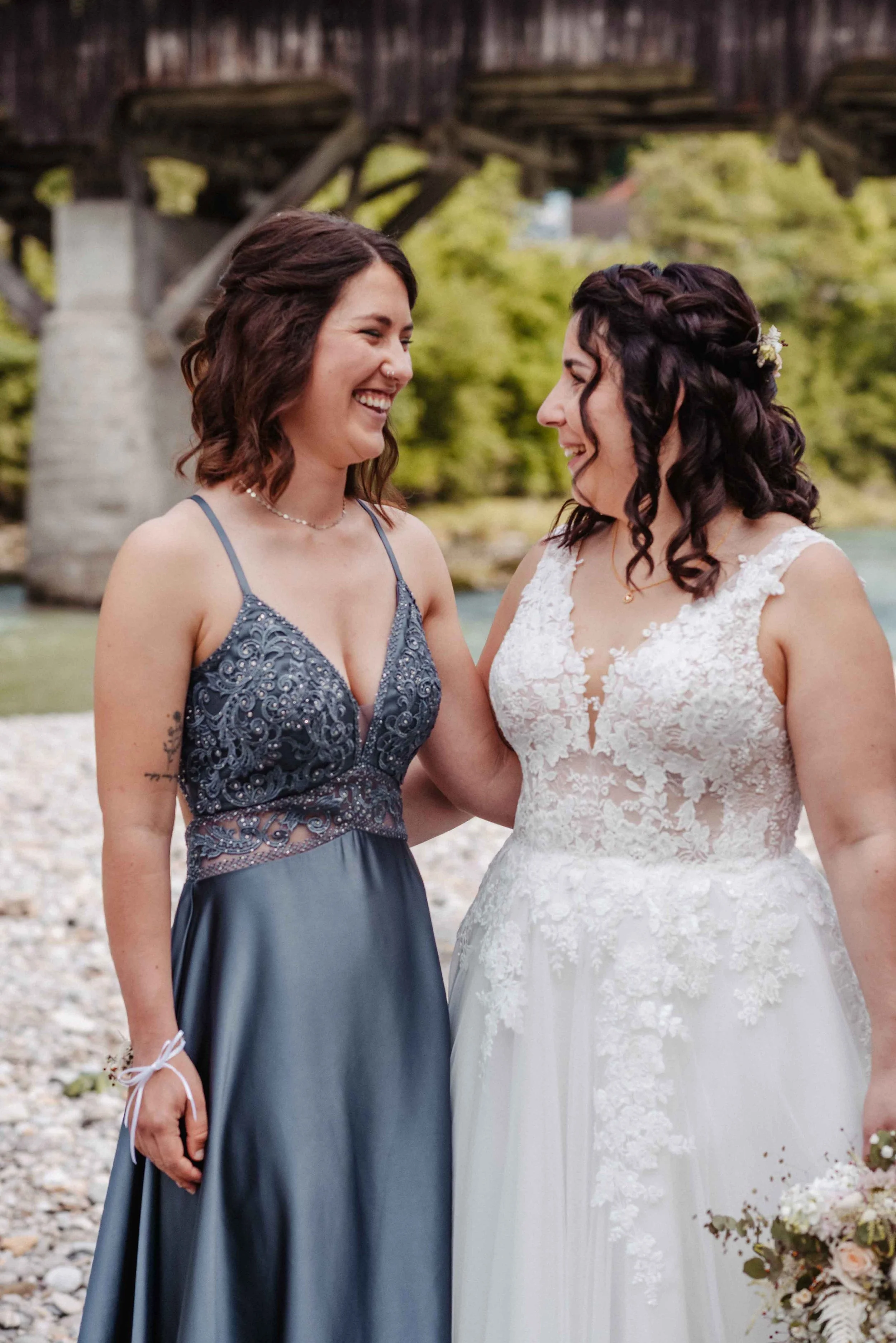 Braut und Trauzeugin schauen sich an.