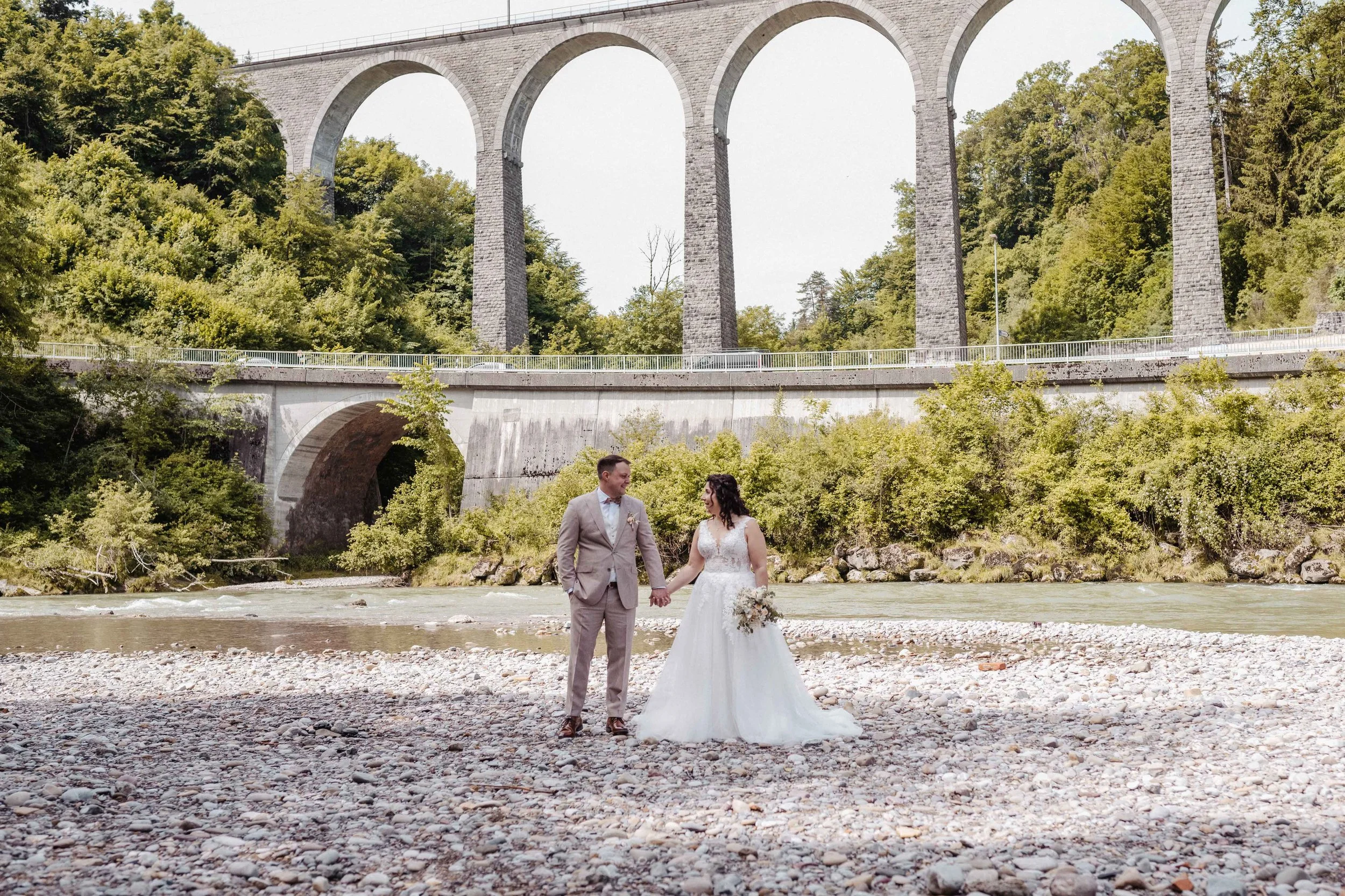 Brautpaar bei Thur mit Viadukt im Hintergrund.