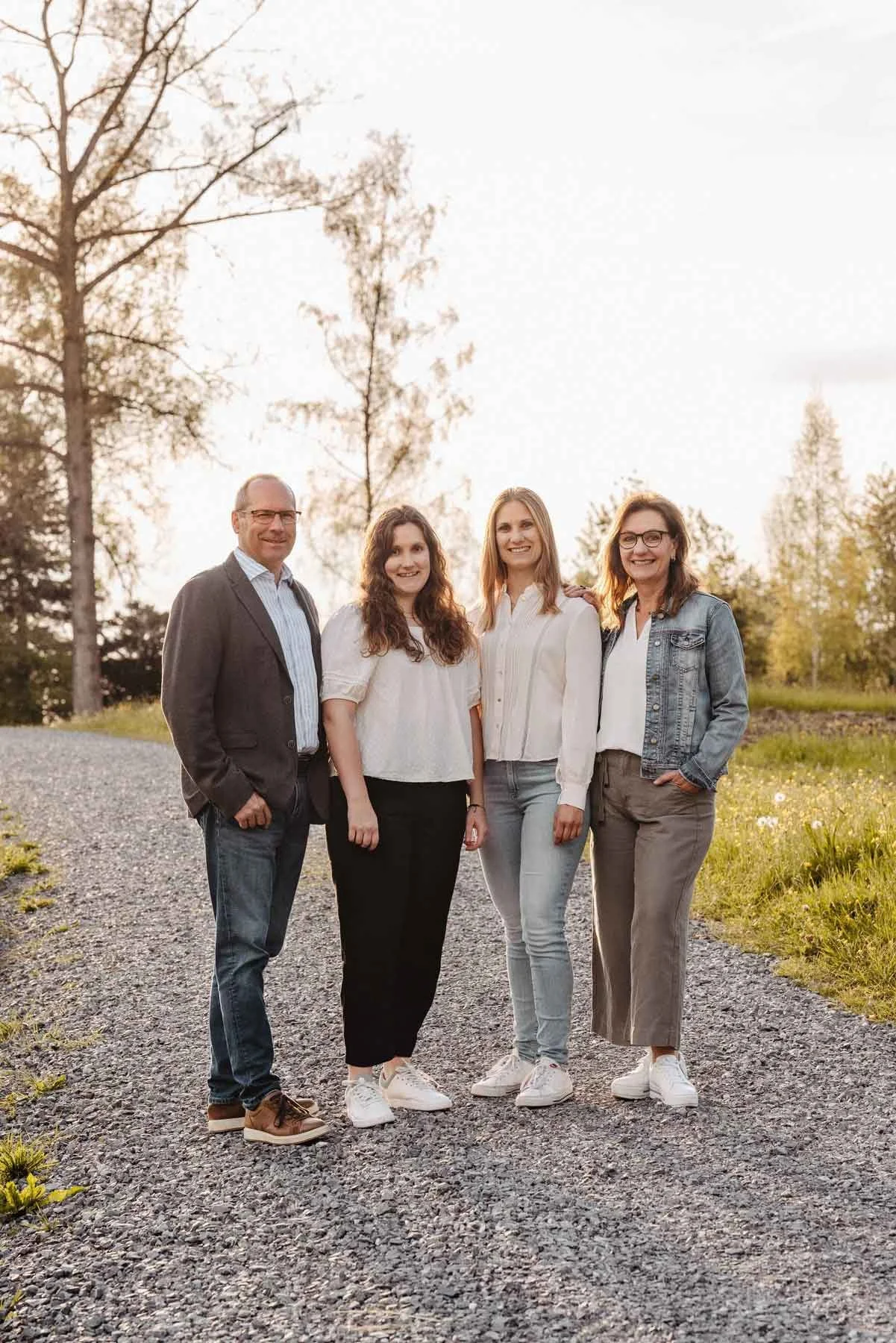 Familienshooting in der Natur mit Bäumen beim Sonnenuntergang