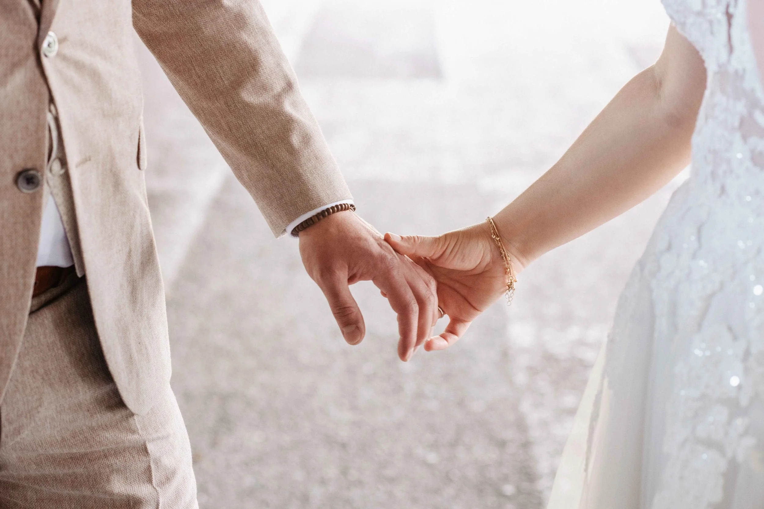 Nahaufnahme der Hände vom Brautpaar.